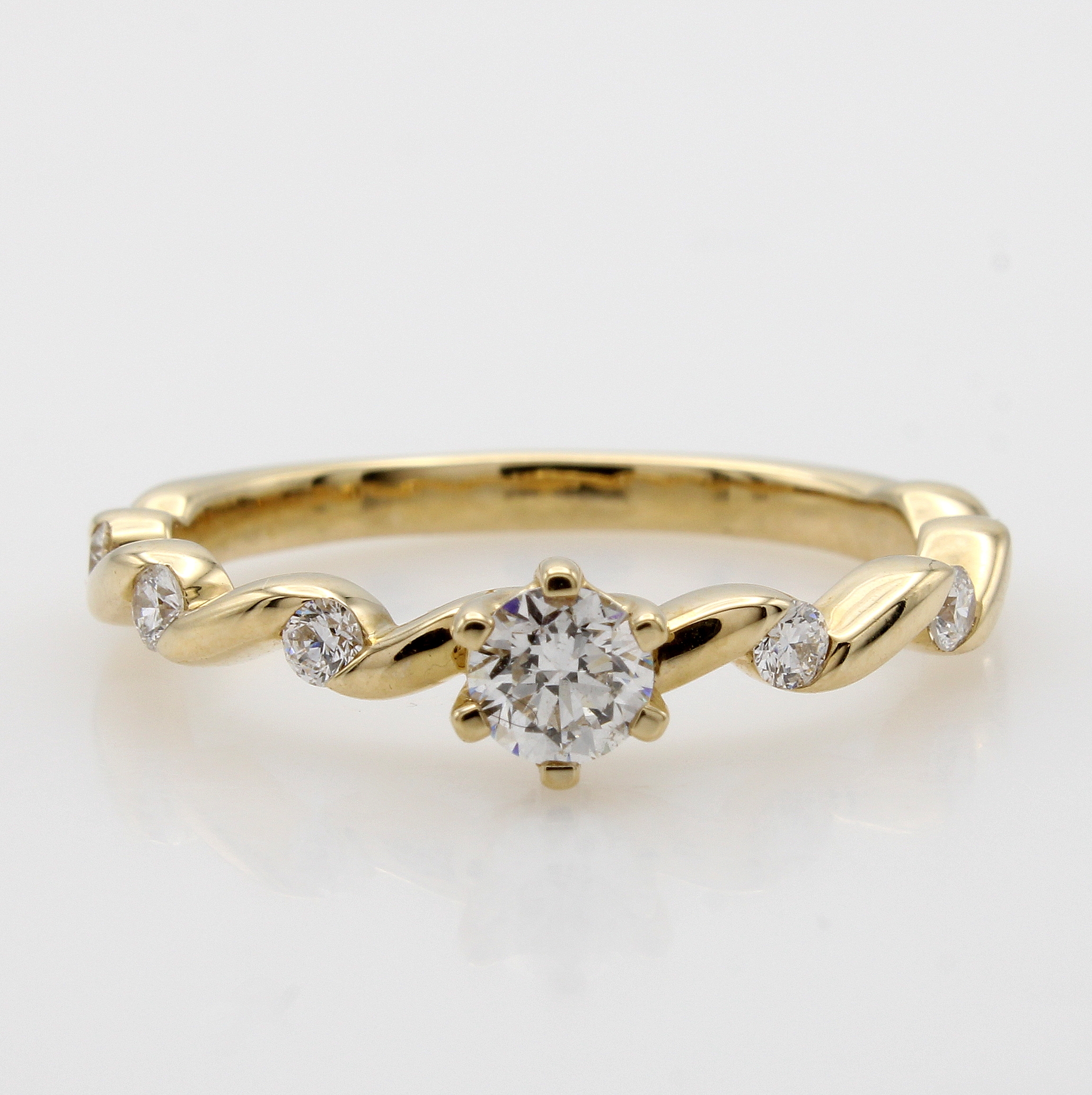 Image 26983943 - Ring mit Brillanten, GG 585/000, Mittelsteinca. 0.30 ct u. 6 Brill. zus. ca. 0.20 ct ...