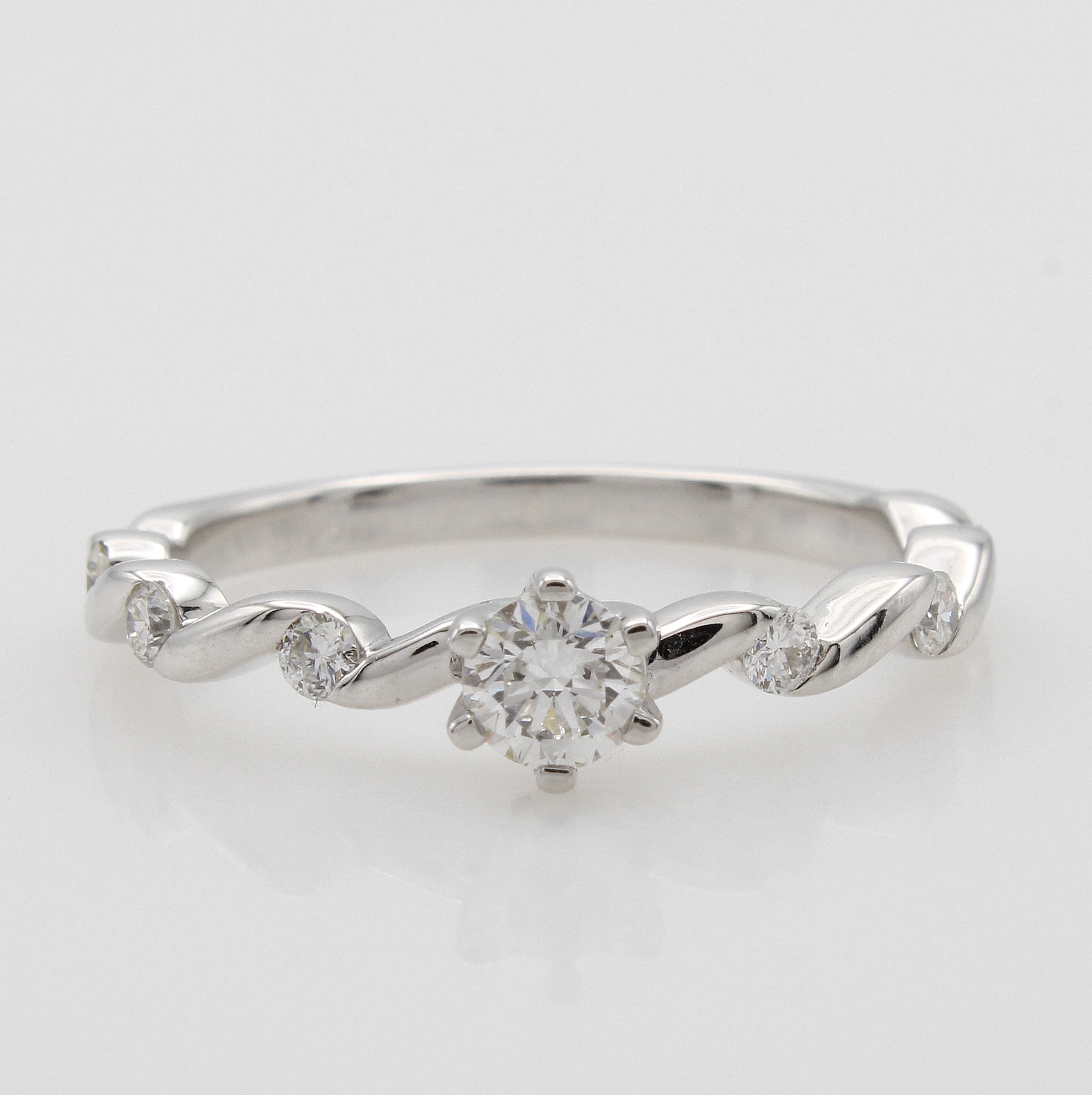 Image 26983952 - Ring mit Brillanten, WG 585/000, Mittelsteinca. 0.30 ct u. 6 Brill. zus. ca. 0.20 ct ...