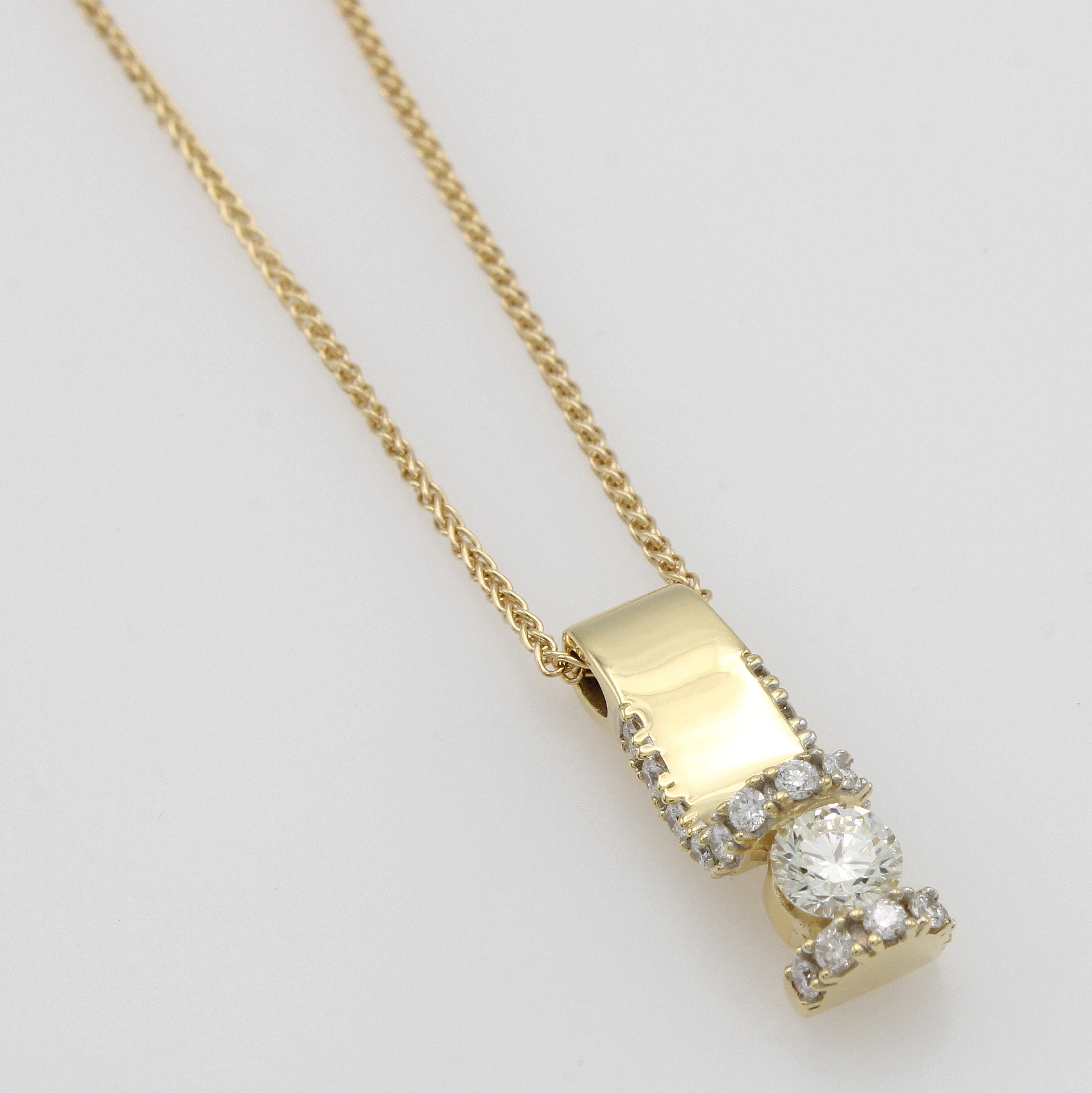 Image 26983959 - Anhänger mit Brillanten an Kette, GG 750/000, Brill. auch seitl. gef. zus. ca. 0.50 ct ...