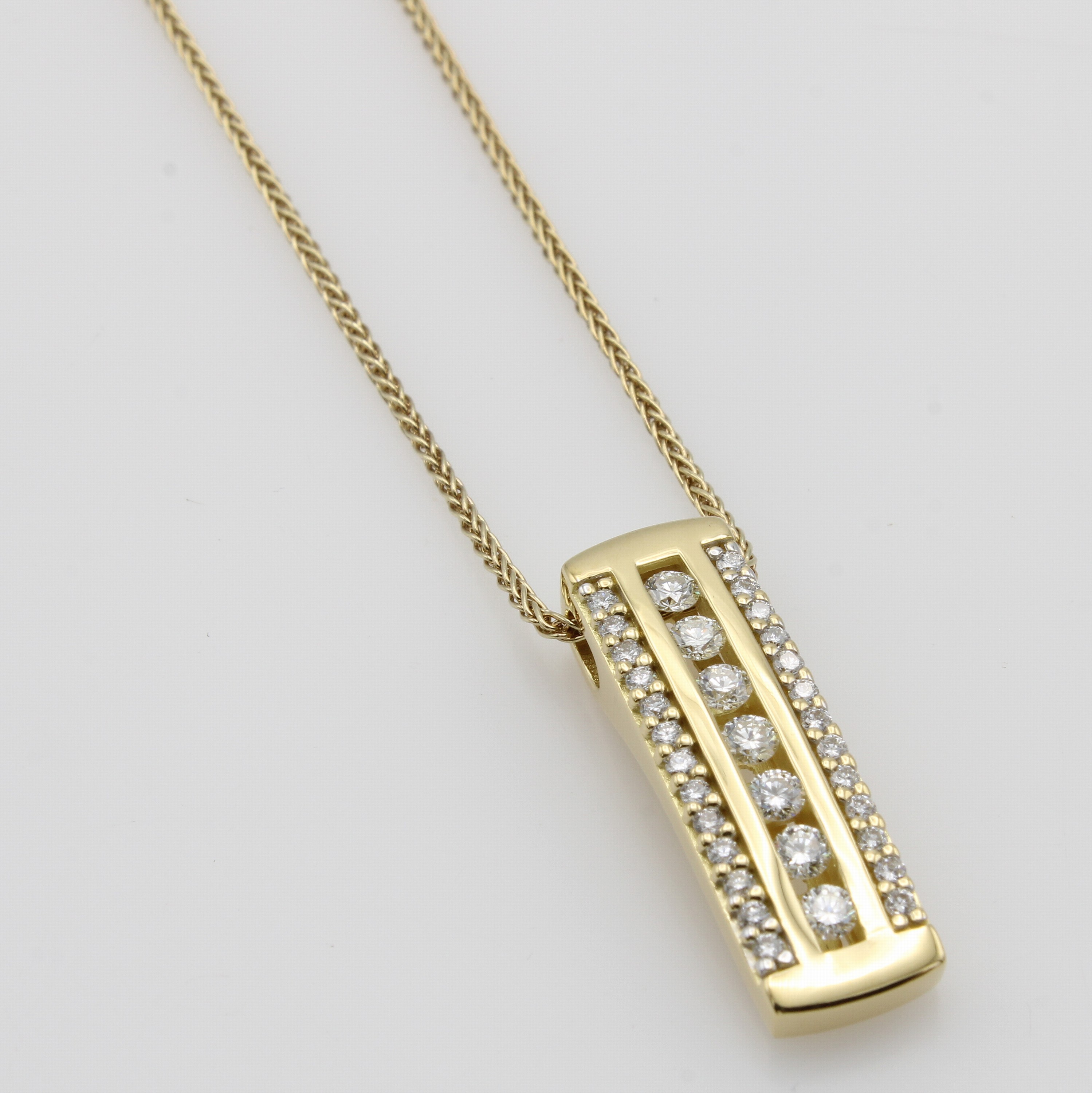 Image 26983960 - Anhänger mit Brillanten an Kette, GG 750/ 000, Brill. zus. ca. 0.50 ct Weiß/si, L. ca. ...