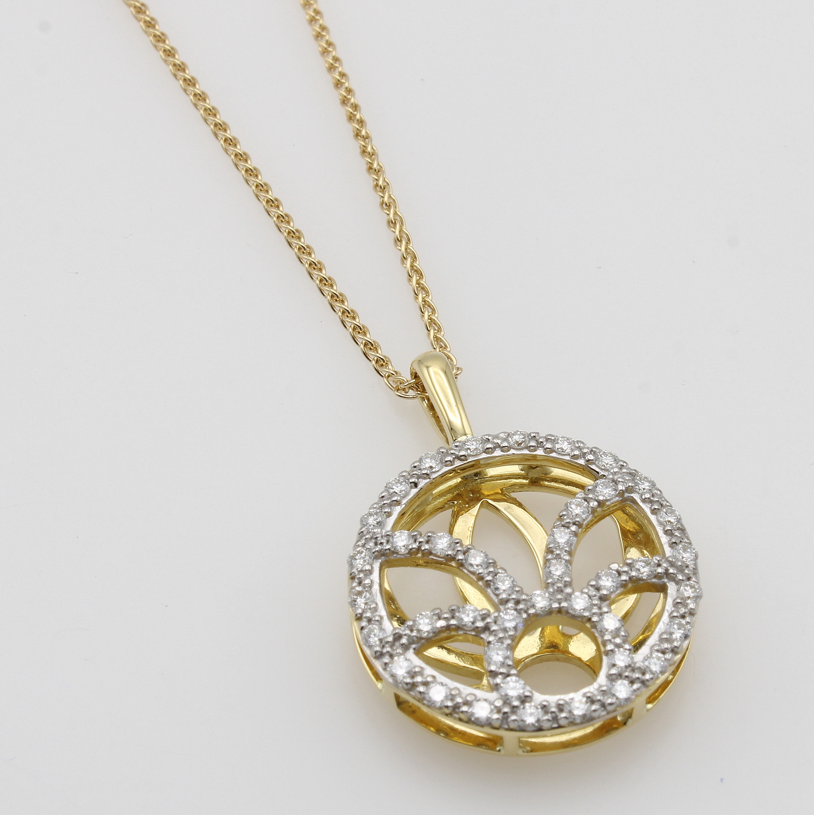 Image 26983996 - Runder Anhänger mit Brillanten an Kette, GG 750/000, z.T. rhod., Brill. zus. ca. 0.40 ...