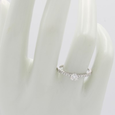 26983953b - Ring mit Brillanten, WG 585/000, Mittelstein ca. 0.35 ct und 12 Brill. in Ringschulter ...
