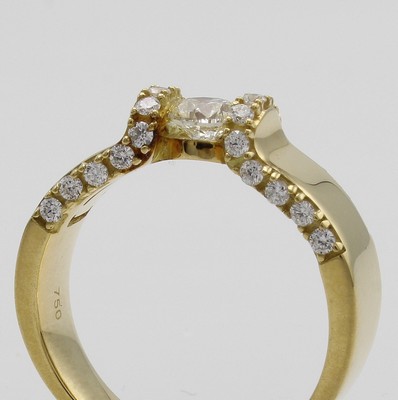 26983958a - Ring mit Brillanten, GG 750/000, Brill. auch seitl. in Ringschiene gef. zus. ca. 0.60 ct ...