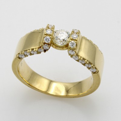 26983958b - Ring mit Brillanten, GG 750/000, Brill. auch seitl. in Ringschiene gef. zus. ca. 0.60 ct ...