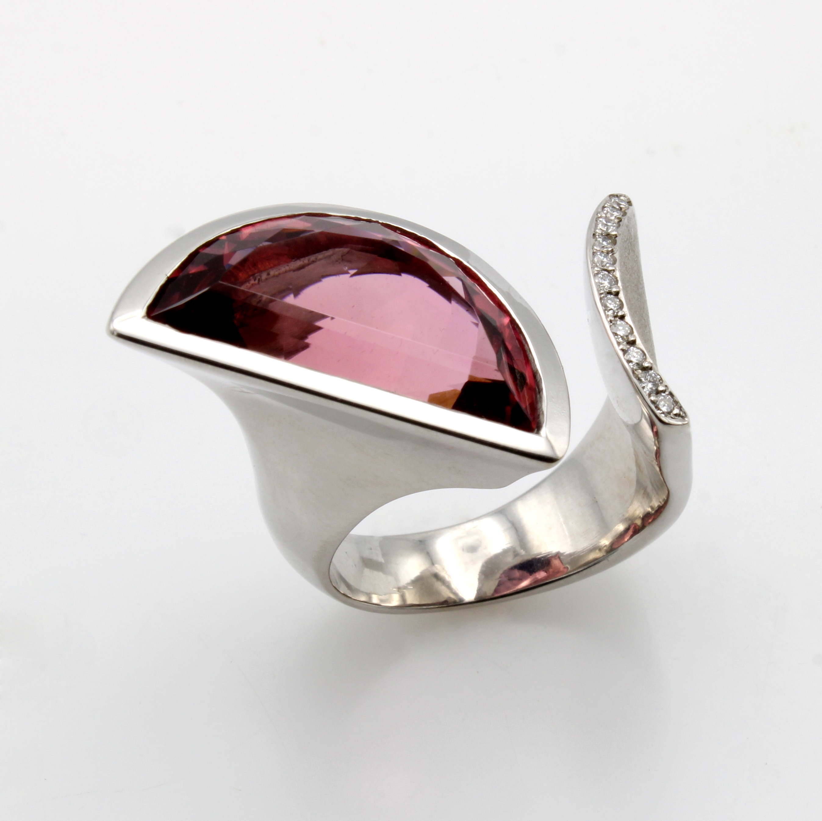 Image 26984186 - Ring mit Turmalin und Brillanten, WG 585/000, offen und z.T. matt. gearb., Turmalin als ...