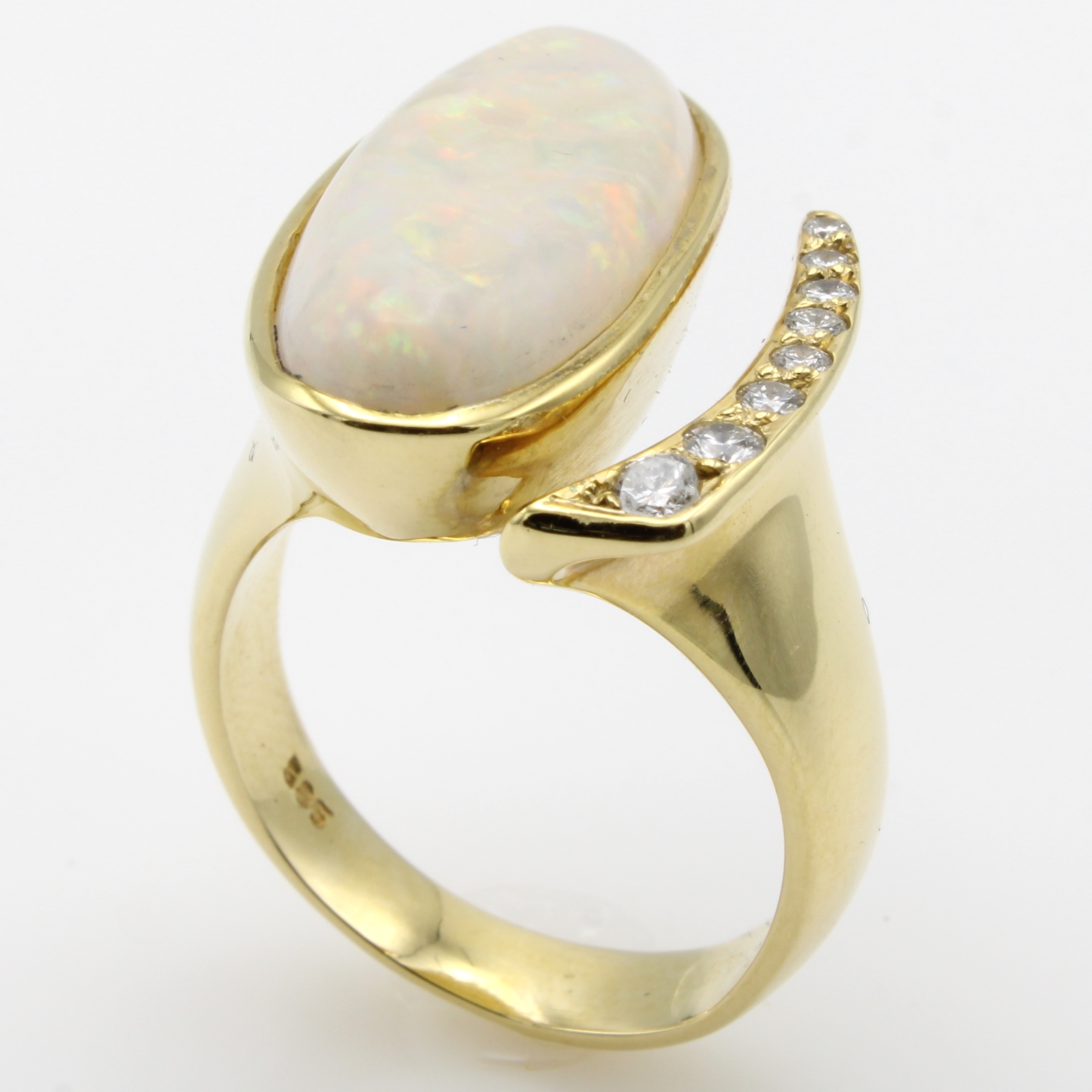 Image 26984214 - Ring mit Opal und Brillanten, GG 585/000, ovaler Opal ca. 6.25 ct, Brill. zus. ca. 0.22 ...