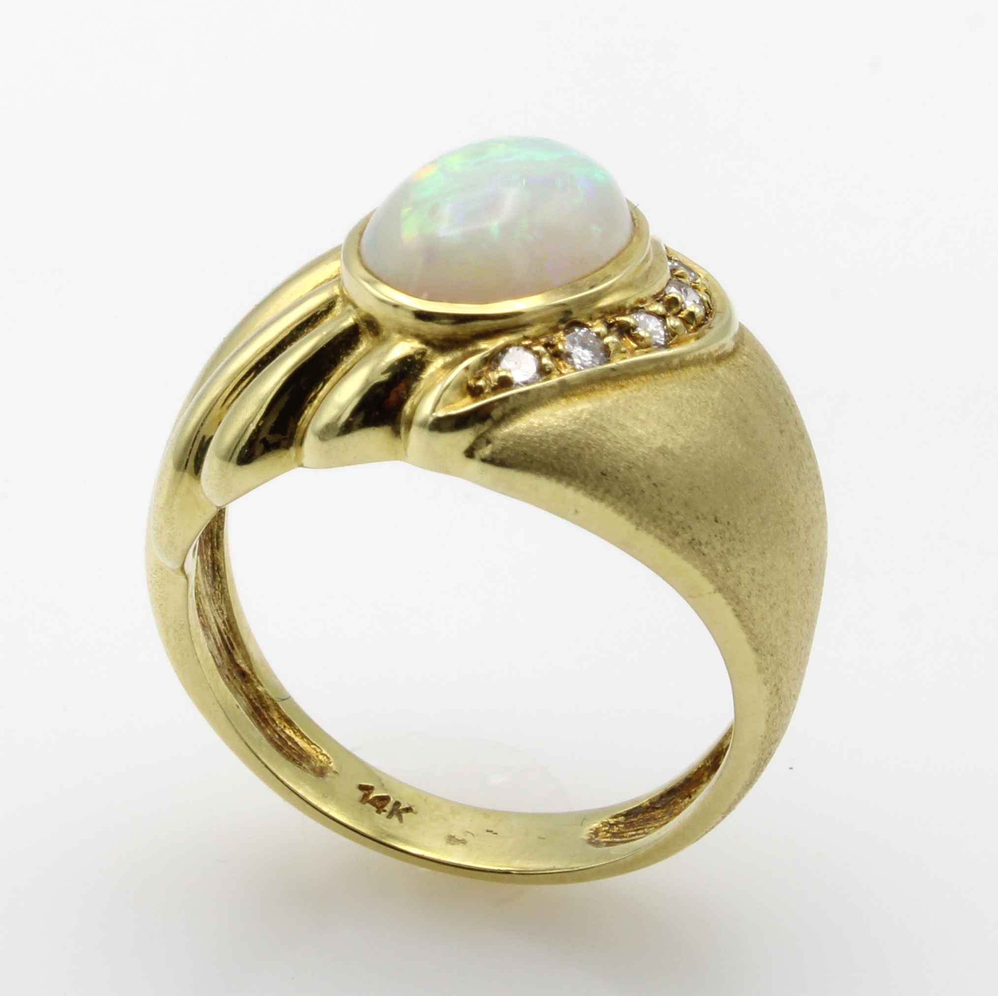 Image 26984215 - Ring mit Opal und Diamanten, GG 585/000, z.T. mattiert und gerieft, asymmetr., ovaler ...