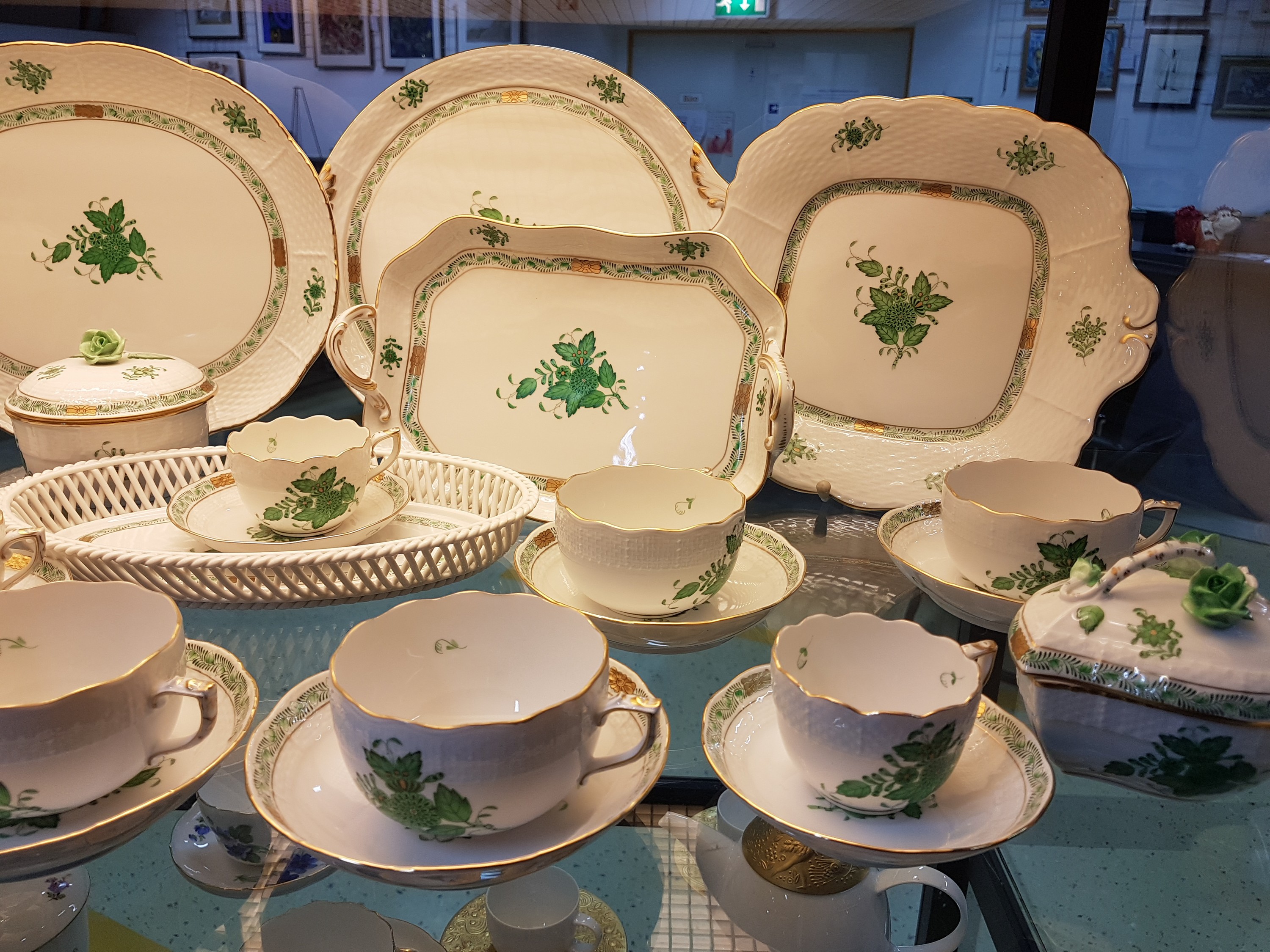 Detail a: Kaffee- und Mokkaservice mit Zusatzteilen, Herend Ungarn, 20. Jh., Apponyi grün, Kaffeekanne, Zuckerdose, Milchkanne, 6 Tassen mit Untertassen, 6 ...