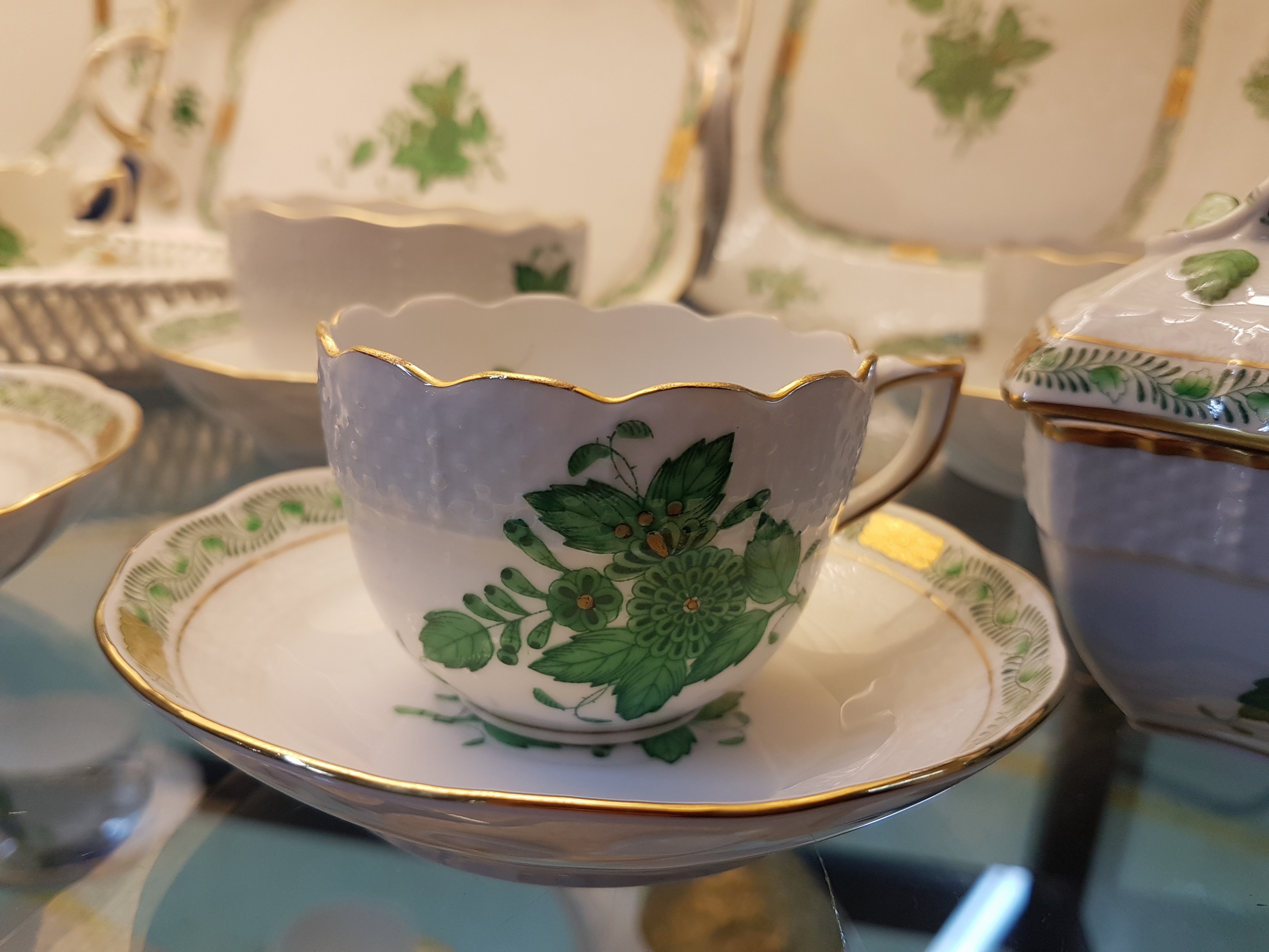 Detail c: Kaffee- und Mokkaservice mit Zusatzteilen, Herend Ungarn, 20. Jh., Apponyi grün, Kaffeekanne, Zuckerdose, Milchkanne, 6 Tassen mit Untertassen, 6 ...