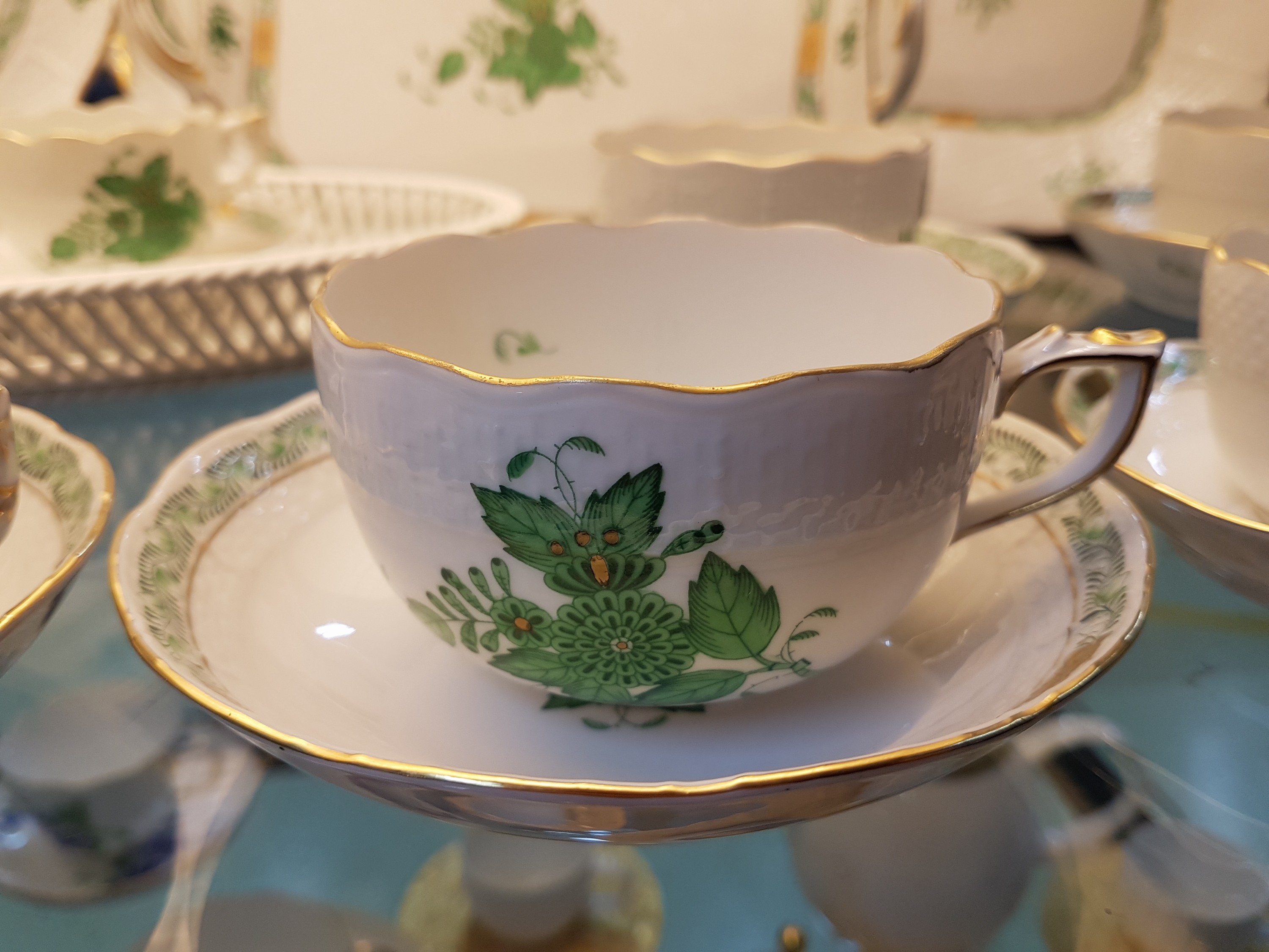 Detail d: Kaffee- und Mokkaservice mit Zusatzteilen, Herend Ungarn, 20. Jh., Apponyi grün, Kaffeekanne, Zuckerdose, Milchkanne, 6 Tassen mit Untertassen, 6 ...