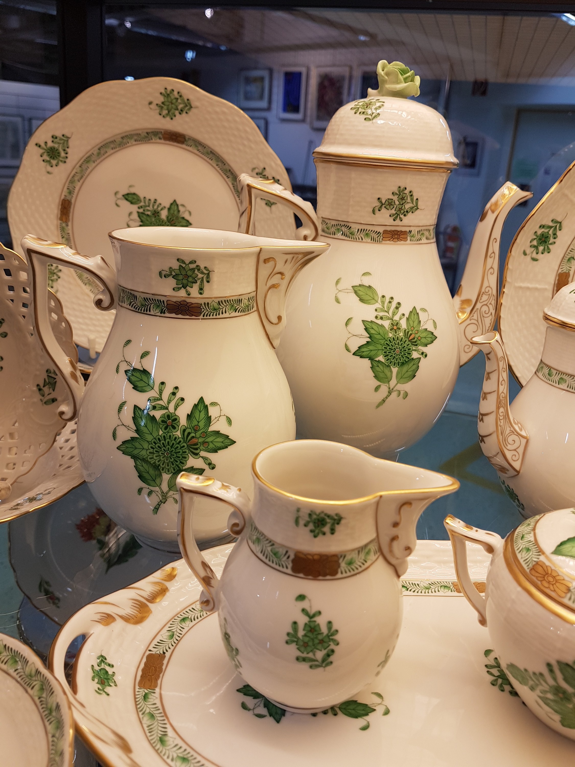 Detail g: Kaffee- und Mokkaservice mit Zusatzteilen, Herend Ungarn, 20. Jh., Apponyi grün, Kaffeekanne, Zuckerdose, Milchkanne, 6 Tassen mit Untertassen, 6 ...
