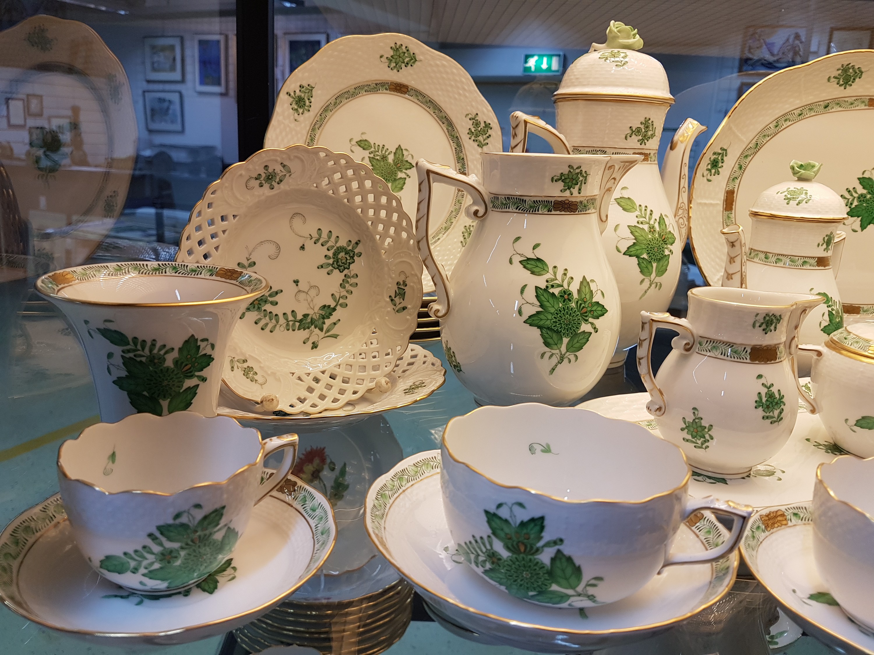 Detail h: Kaffee- und Mokkaservice mit Zusatzteilen, Herend Ungarn, 20. Jh., Apponyi grün, Kaffeekanne, Zuckerdose, Milchkanne, 6 Tassen mit Untertassen, 6 ...