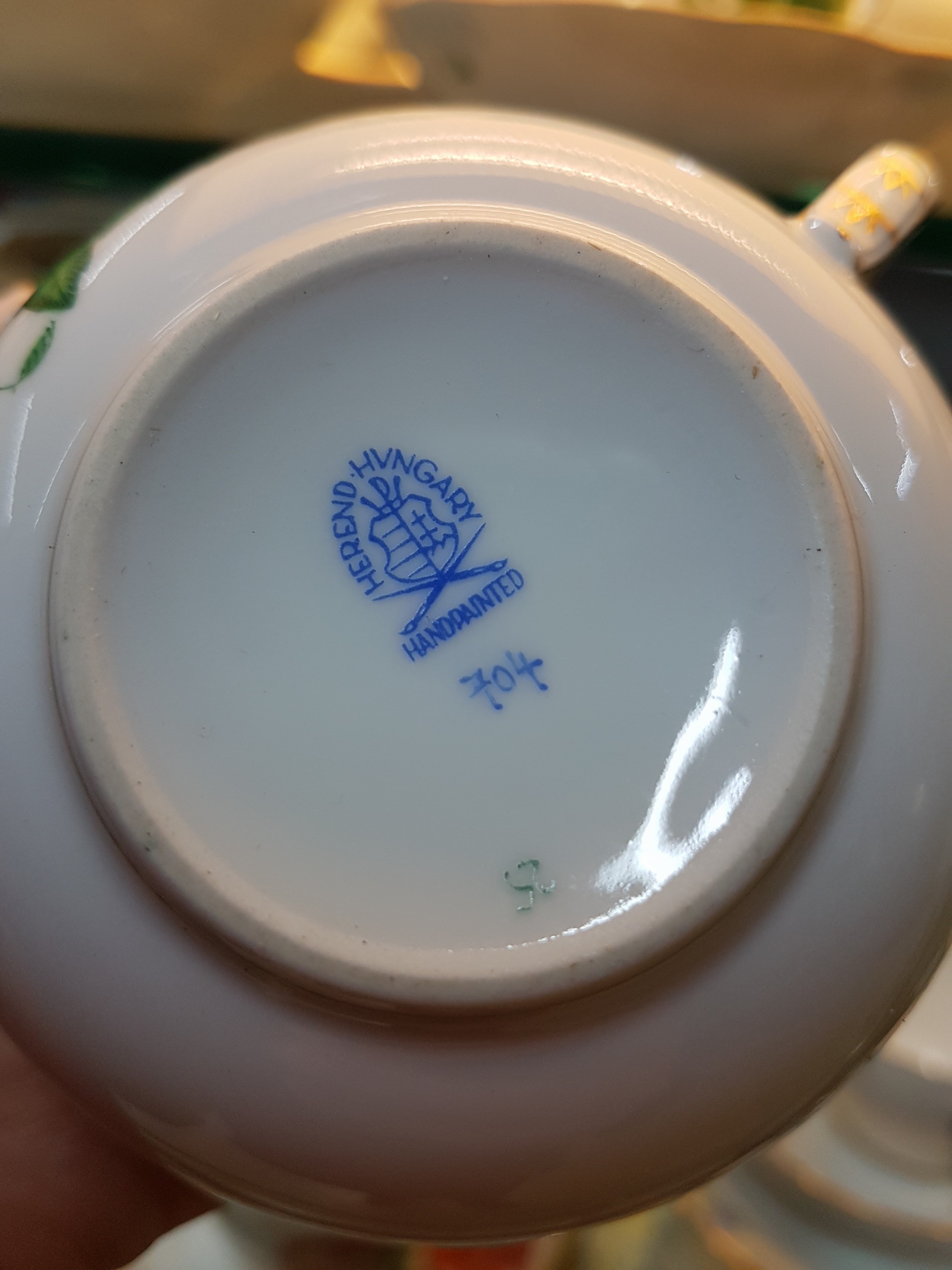 Detail k: Kaffee- und Mokkaservice mit Zusatzteilen, Herend Ungarn, 20. Jh., Apponyi grün, Kaffeekanne, Zuckerdose, Milchkanne, 6 Tassen mit Untertassen, 6 ...
