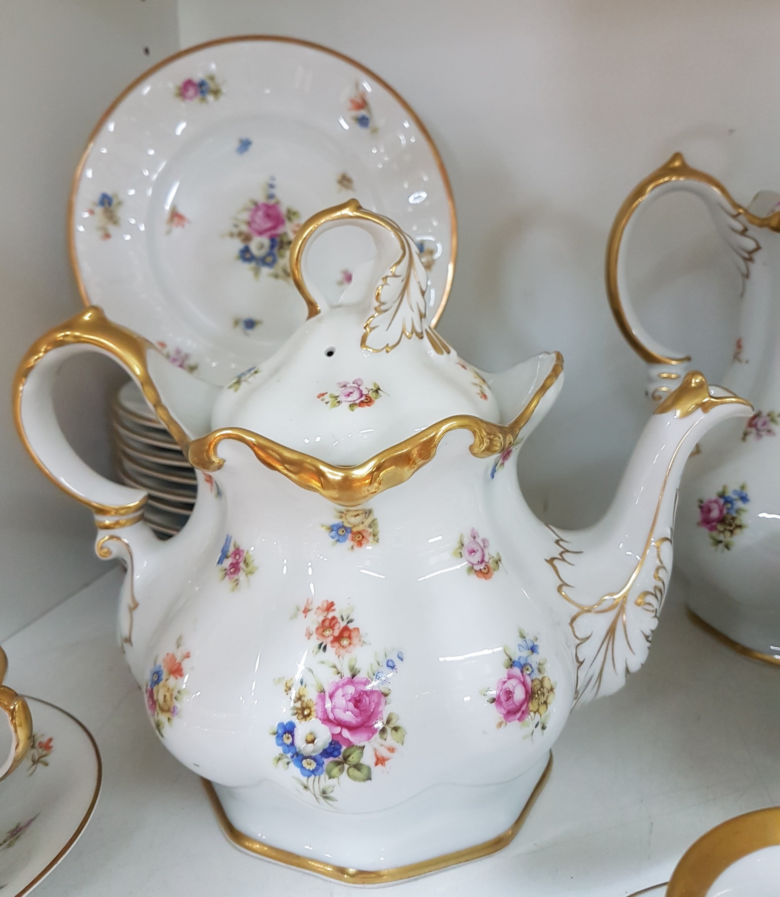 Detail b: Kaffeeservice für 12 Personen, CT Altwasser, Schlesien, um 1900, Porzellan, breite Goldränder, bunter Blumendekor, Kaffeekanne, Teekanne, ...