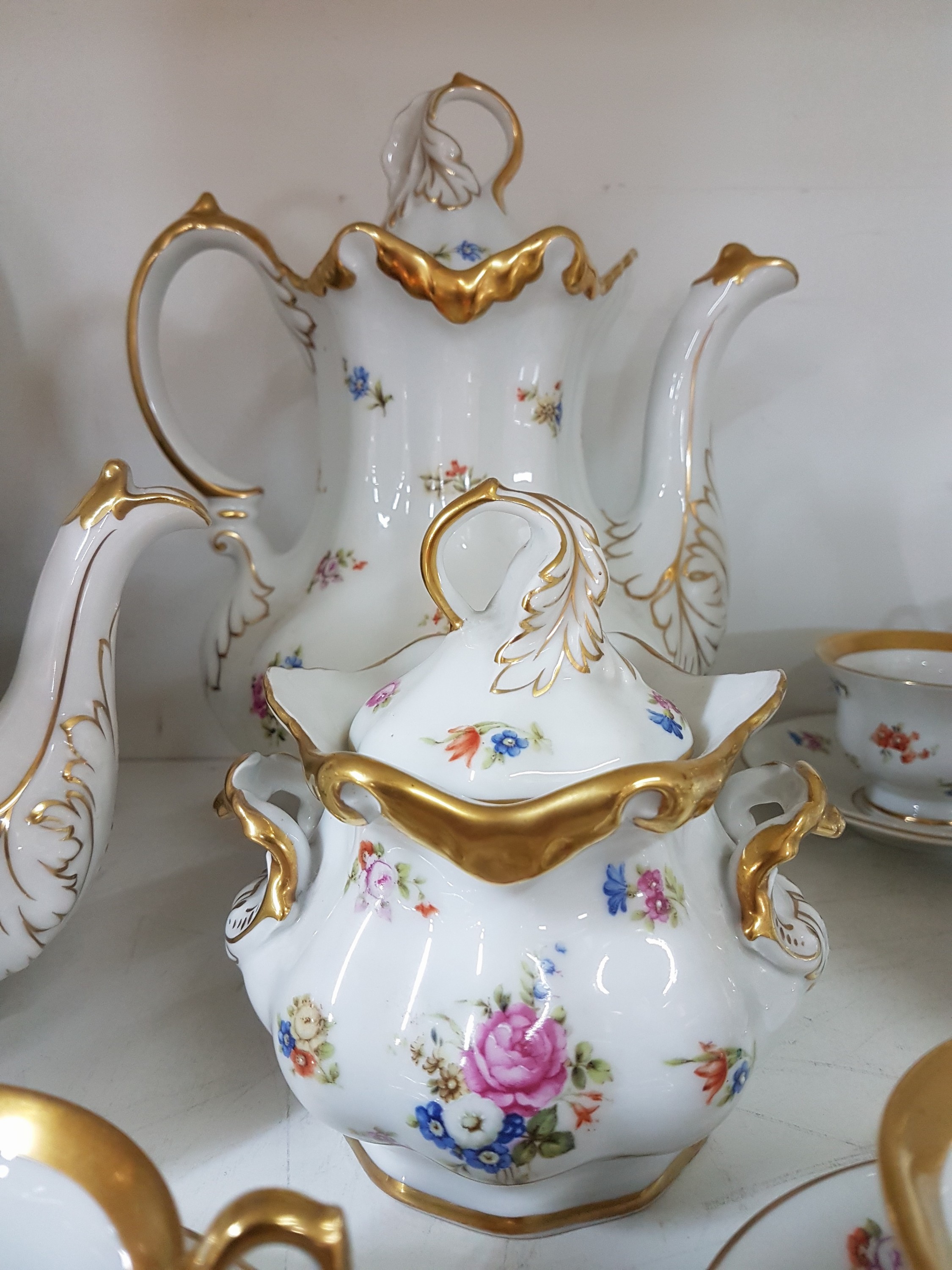 Detail c: Kaffeeservice für 12 Personen, CT Altwasser, Schlesien, um 1900, Porzellan, breite Goldränder, bunter Blumendekor, Kaffeekanne, Teekanne, ...