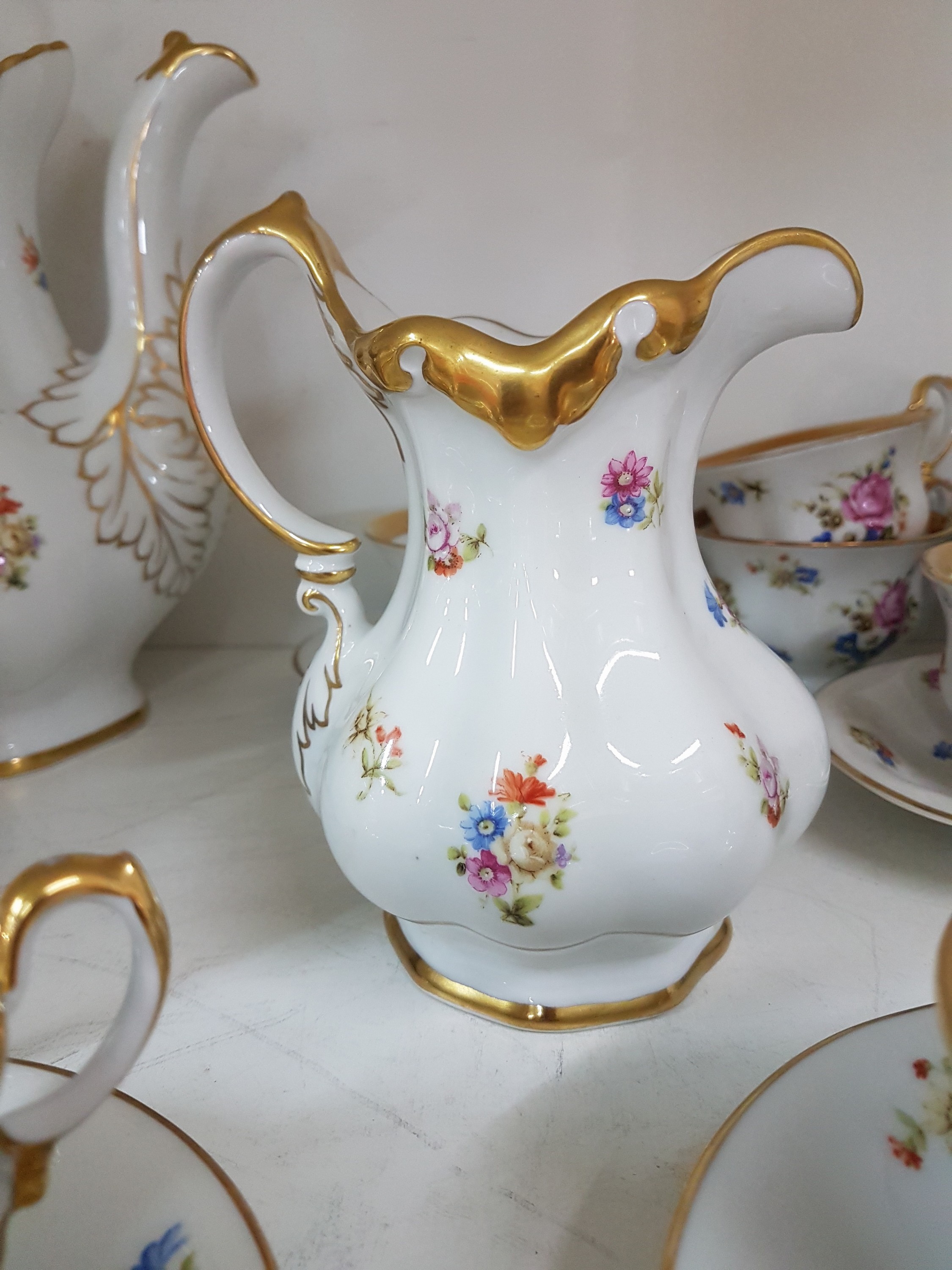 Detail d: Kaffeeservice für 12 Personen, CT Altwasser, Schlesien, um 1900, Porzellan, breite Goldränder, bunter Blumendekor, Kaffeekanne, Teekanne, ...