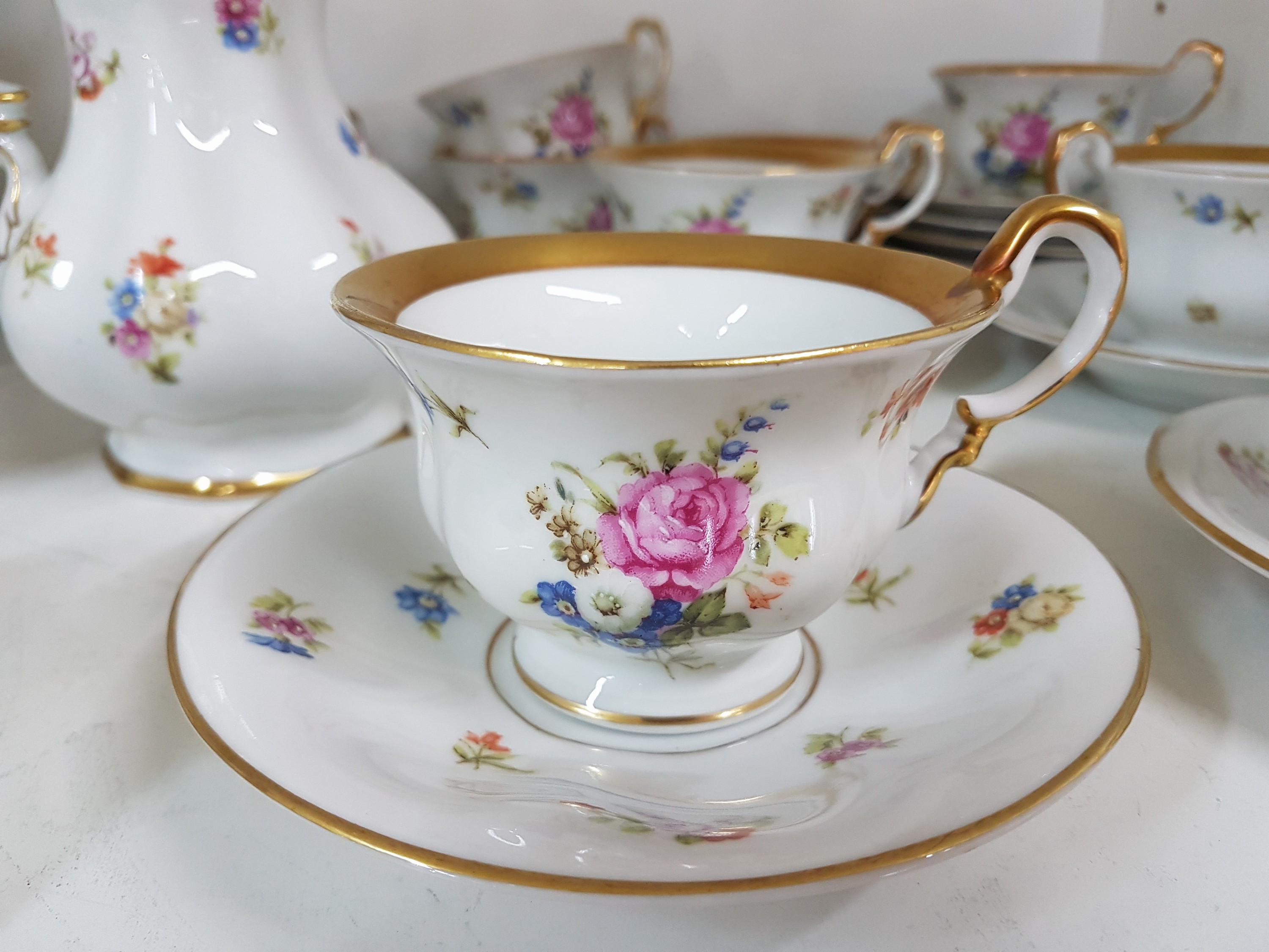 Detail e: Kaffeeservice für 12 Personen, CT Altwasser, Schlesien, um 1900, Porzellan, breite Goldränder, bunter Blumendekor, Kaffeekanne, Teekanne, ...