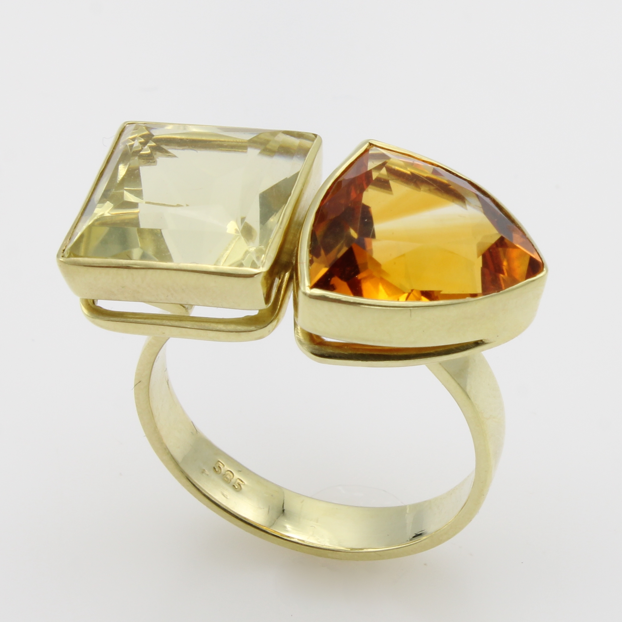 Image 26984250 - Ring mit Citrinen, GG 585/000, carrée- u. triangelförm. Citrine zus. ca. 15 ct, RW ca. ...
