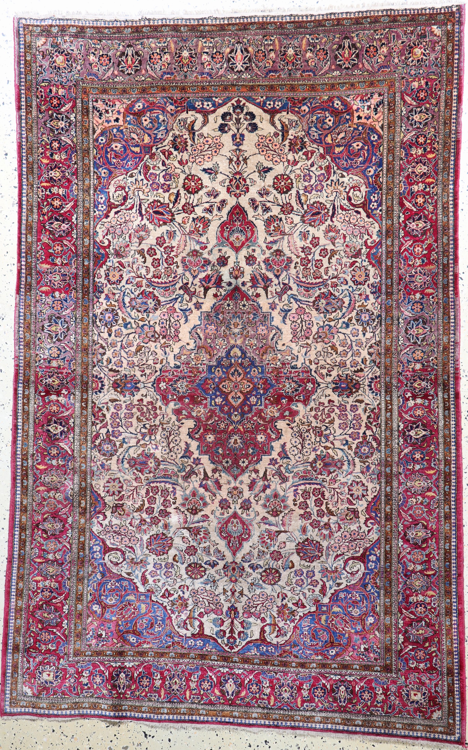 Keschan Seide antik, Persien, um 1900, reine Naturseide, ca. 206 x 132 cm, EHZ: 2 (eine Seite Fransen angesetzt).