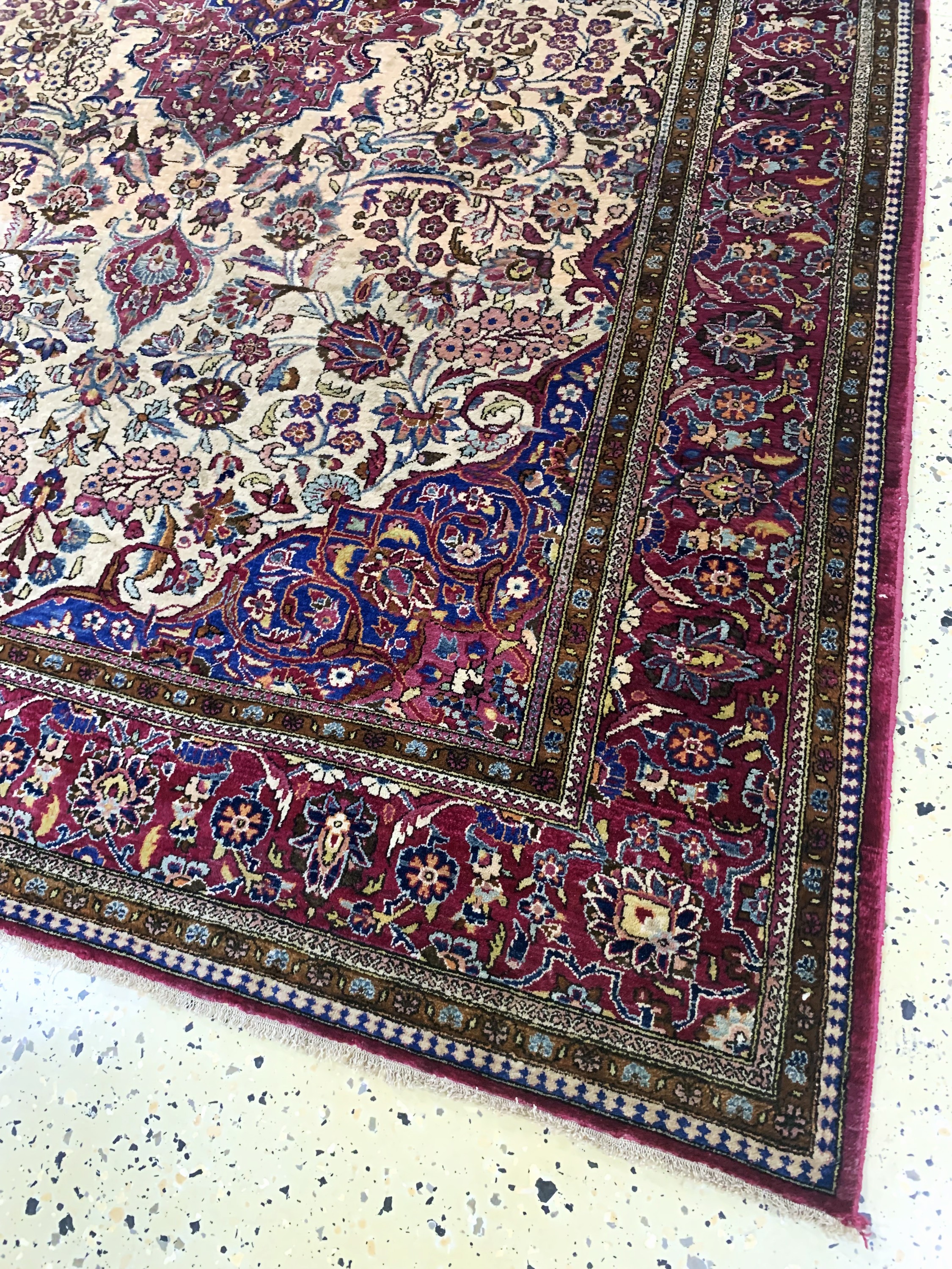 Detail a: Keschan Seide antik, Persien, um 1900, reine Naturseide, ca. 206 x 132 cm, EHZ: 2 (eine Seite Fransen angesetzt).