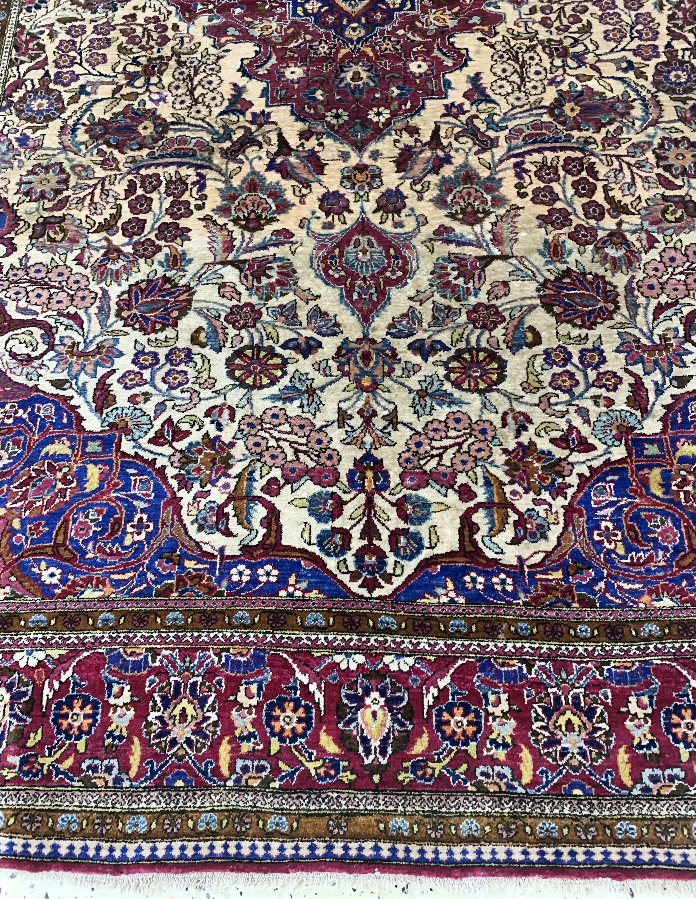 Detail b: Keschan Seide antik, Persien, um 1900, reine Naturseide, ca. 206 x 132 cm, EHZ: 2 (eine Seite Fransen angesetzt).