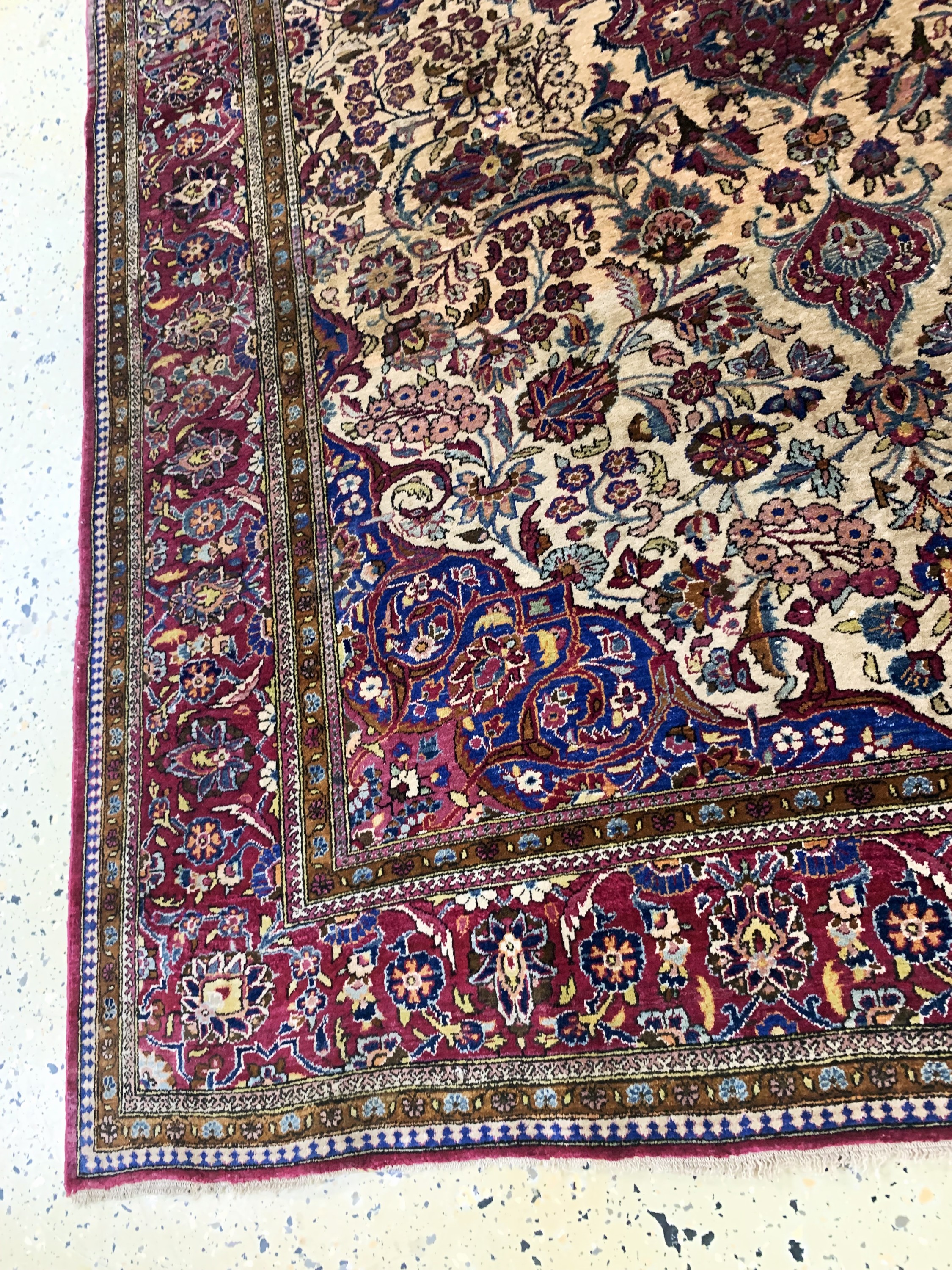 Detail c: Keschan Seide antik, Persien, um 1900, reine Naturseide, ca. 206 x 132 cm, EHZ: 2 (eine Seite Fransen angesetzt).