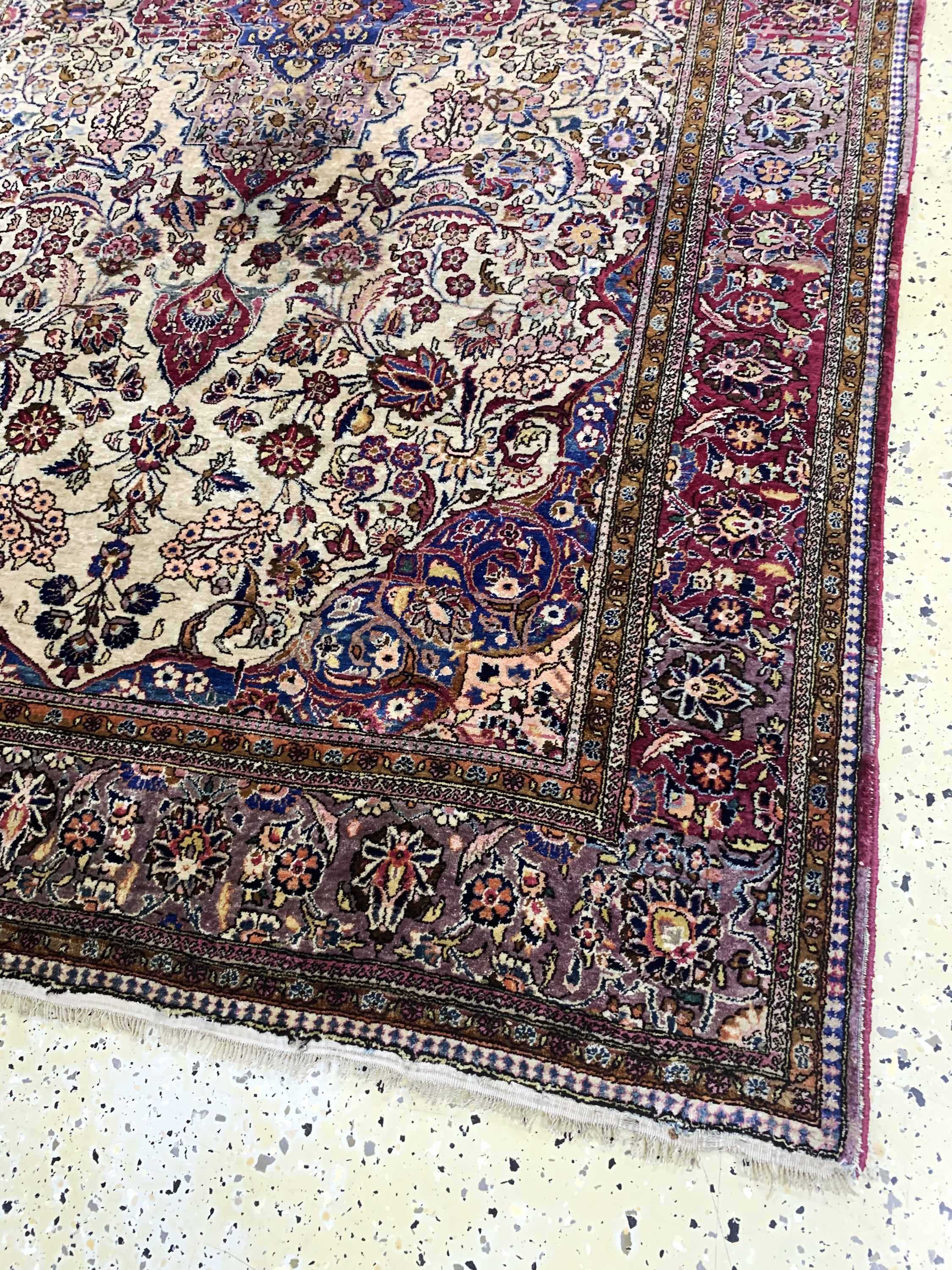 Detail d: Keschan Seide antik, Persien, um 1900, reine Naturseide, ca. 206 x 132 cm, EHZ: 2 (eine Seite Fransen angesetzt).