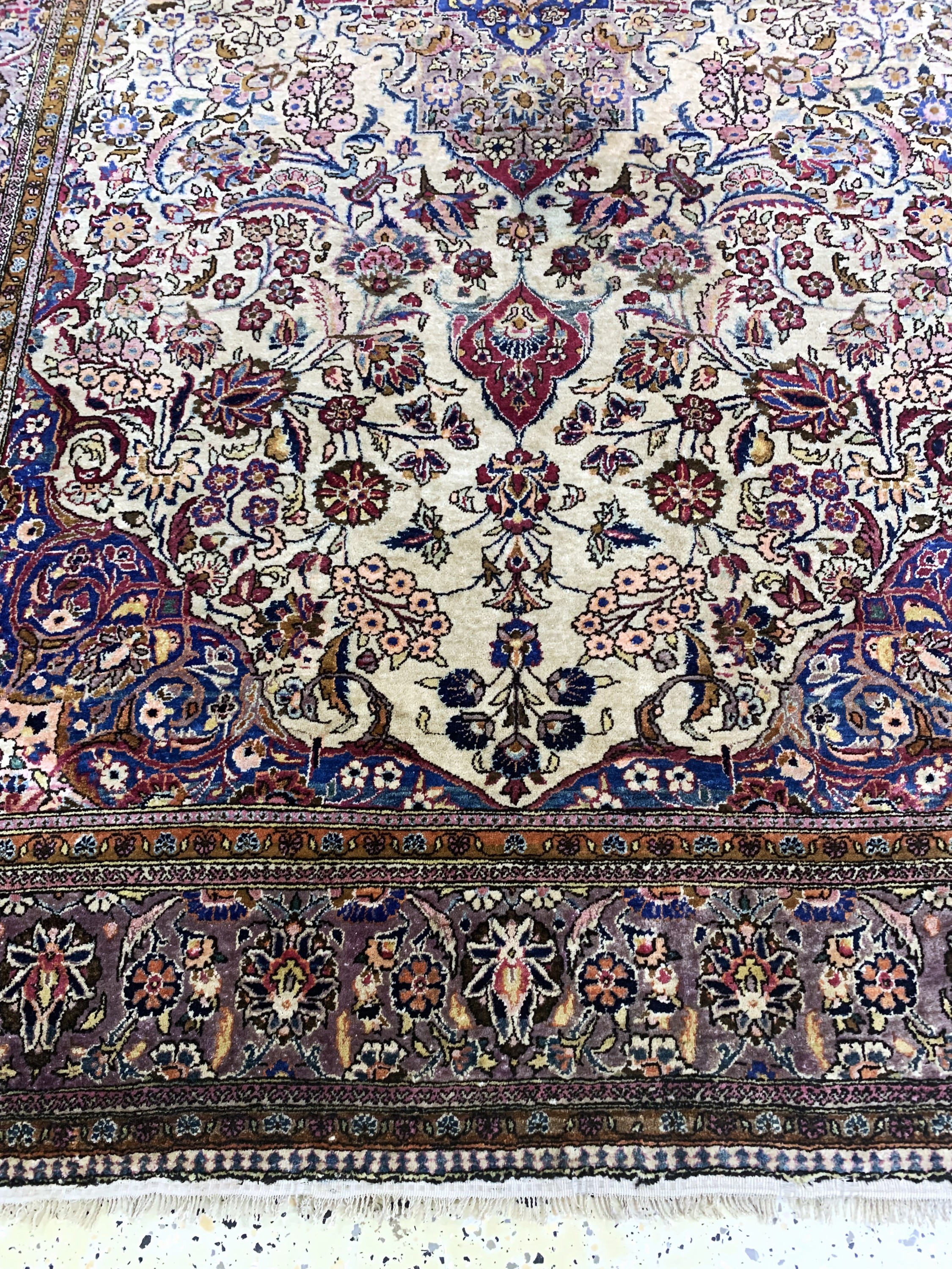 Detail e: Keschan Seide antik, Persien, um 1900, reine Naturseide, ca. 206 x 132 cm, EHZ: 2 (eine Seite Fransen angesetzt).