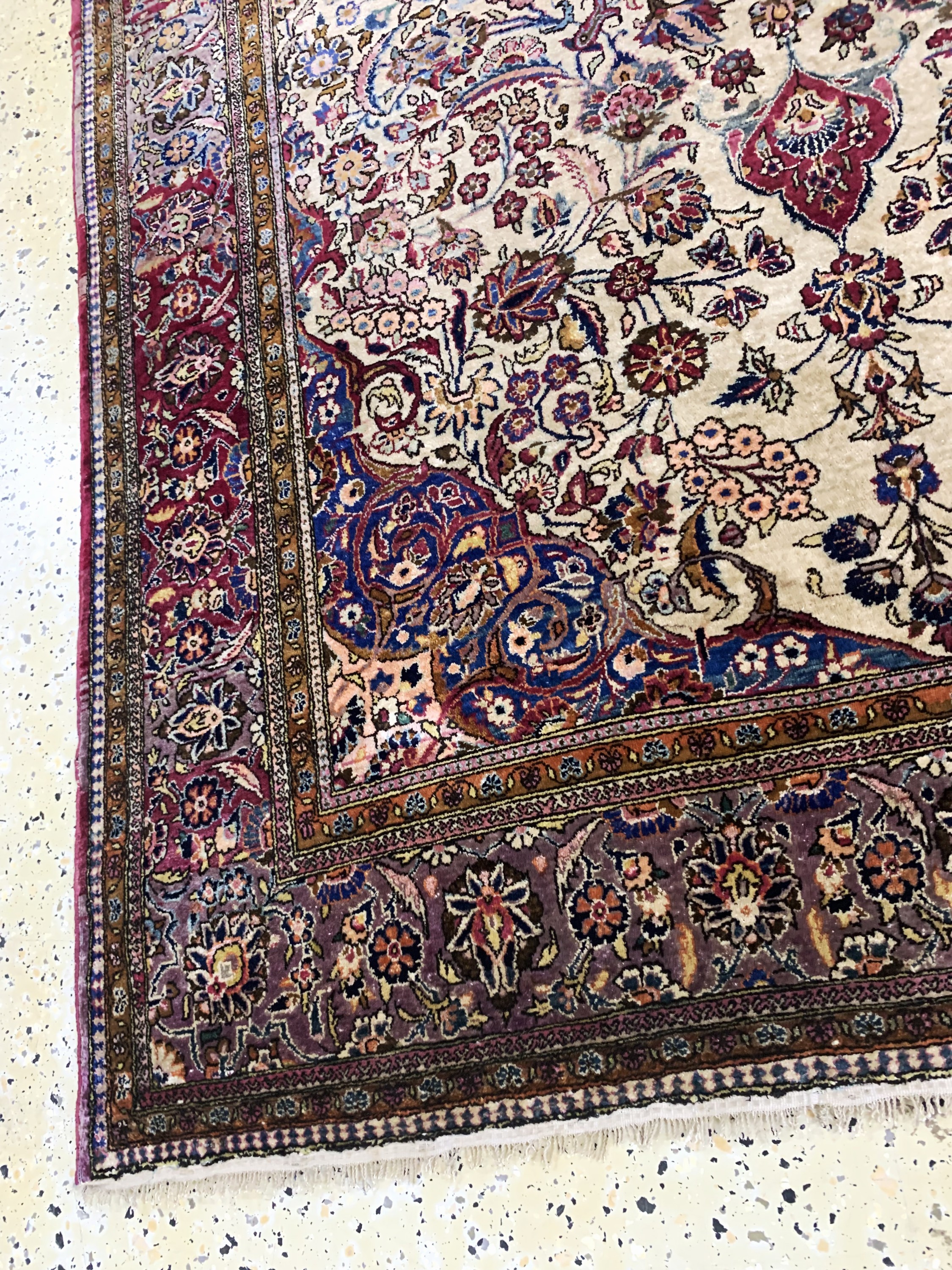 Detail f: Keschan Seide antik, Persien, um 1900, reine Naturseide, ca. 206 x 132 cm, EHZ: 2 (eine Seite Fransen angesetzt).