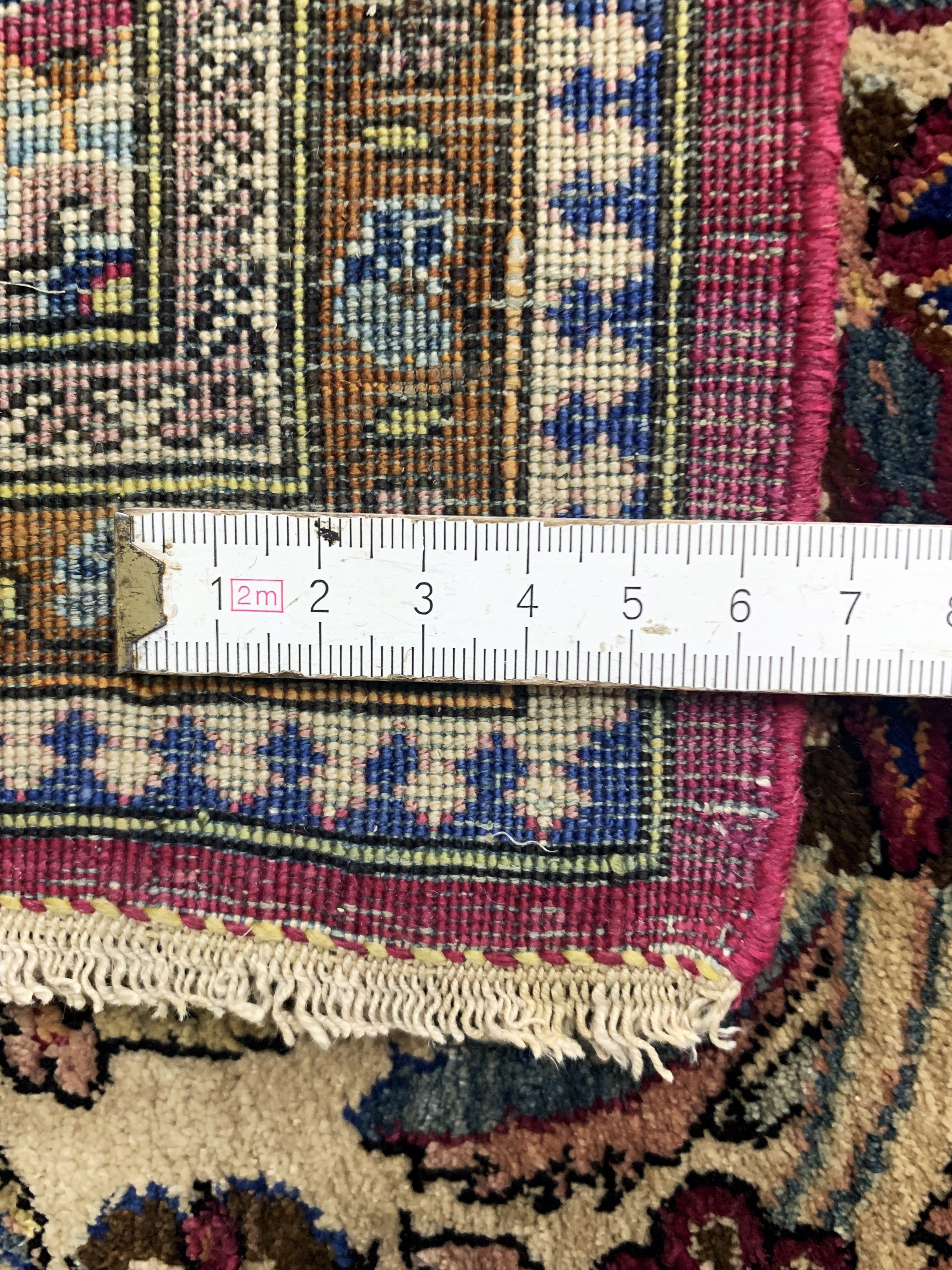 Detail h: Keschan Seide antik, Persien, um 1900, reine Naturseide, ca. 206 x 132 cm, EHZ: 2 (eine Seite Fransen angesetzt).