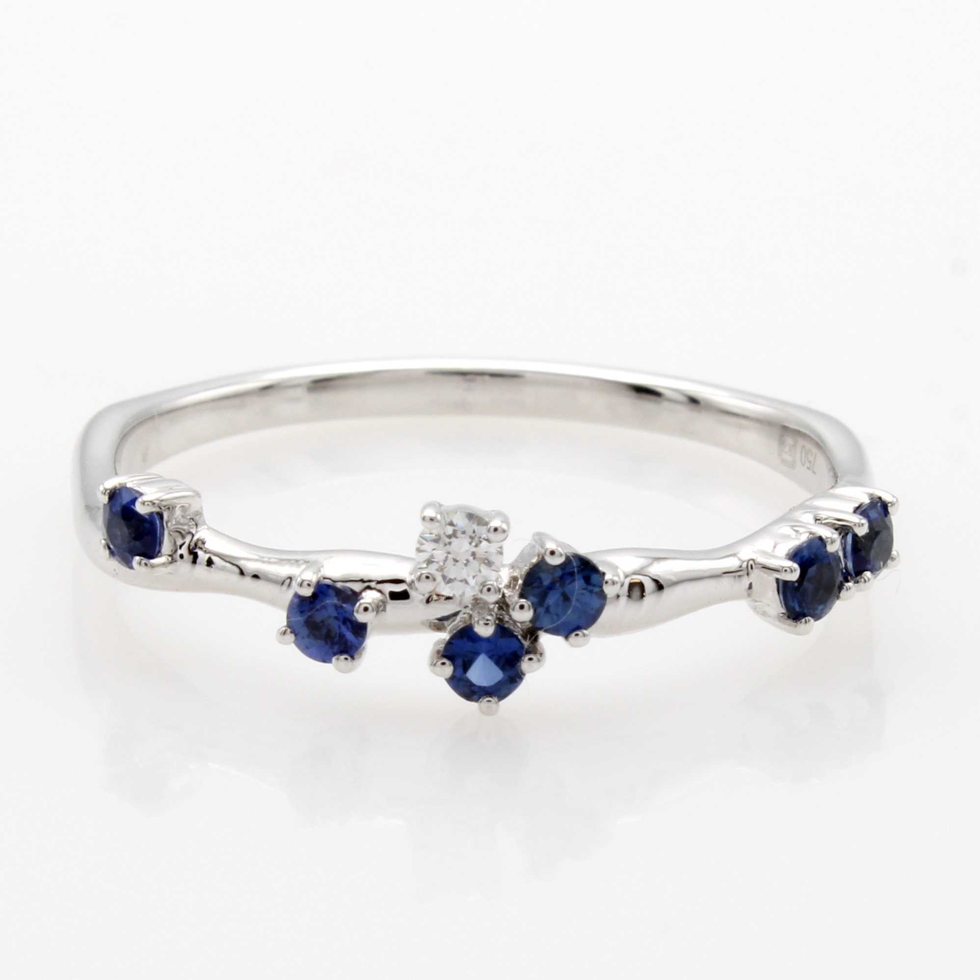 Image 26984296 - Ring mit Saphiren und Brillant, WG 750/000, 6 Saphire zus. ca. 0.25 ct, Brill. ca. 0.03 ...