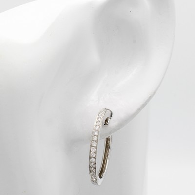 26984207a - Paar Klappcreolen mit Brillanten, WG 750/000, Vorderseiten bes. m. Brill. zus. ca. 0.45 ...