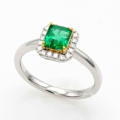 26984211a - Ring mit Smaragd und Brillanten, WG/GG 750/ 000, achteckiger Smaragd ca. 0.89 ct, Brill. ...