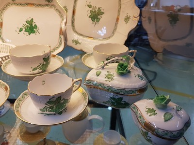 26984223b - Kaffee- und Mokkaservice mit Zusatzteilen, Herend Ungarn, 20. Jh., Apponyi grün, ...