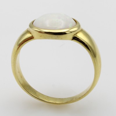 26984226a - Ring mit Opal, GG 585/000, ovaler Opal ca. 1.5 ct, RW ca. 59 Schätzpreis: 2600, - EUR