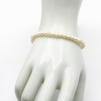 26984235a - Elastisches Süßwasserzuchtperlenarmband, weiße, semirunde Perlen ca. ...