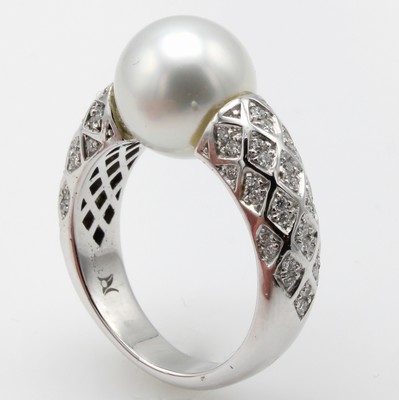 26984241a - Ring mit Südseezuchtperle und Brillanten, WG585/000, 68 Brill. zus. ca. 0.38 ct ...