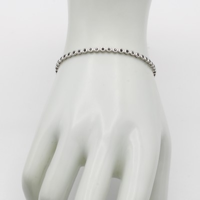 26984249a - Tennisarmband mit Diamanten, WG 750/000, schwarze Diam. (beh.) zus. ca. 1.23 ct, ...