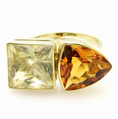 26984250a - Ring mit Citrinen, GG 585/000, carrée- u. triangelförm. Citrine zus. ca. 15 ct, RW ca. ...