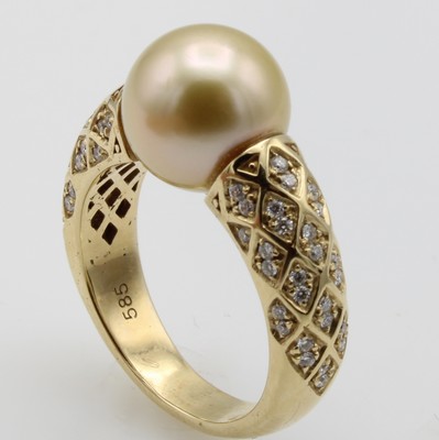 26984270a - Ring mit Südseezuchtperle und Brillanten, GG585/000, 68 Brill. zus. ca. 0.33 ct ...