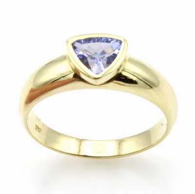 26984275a - Ring mit Tansanit, GG 585/000, Tansanittriangel ca. 0.90 ct, RW ca. 61 Schätzpreis: ...