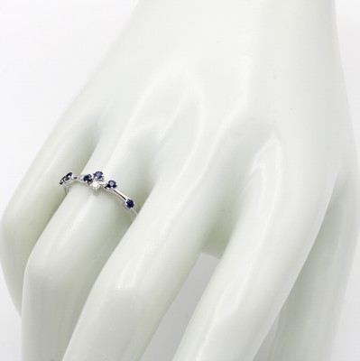 26984296b - Ring mit Saphiren und Brillant, WG 750/000, 6 Saphire zus. ca. 0.25 ct, Brill. ca. 0.03 ...