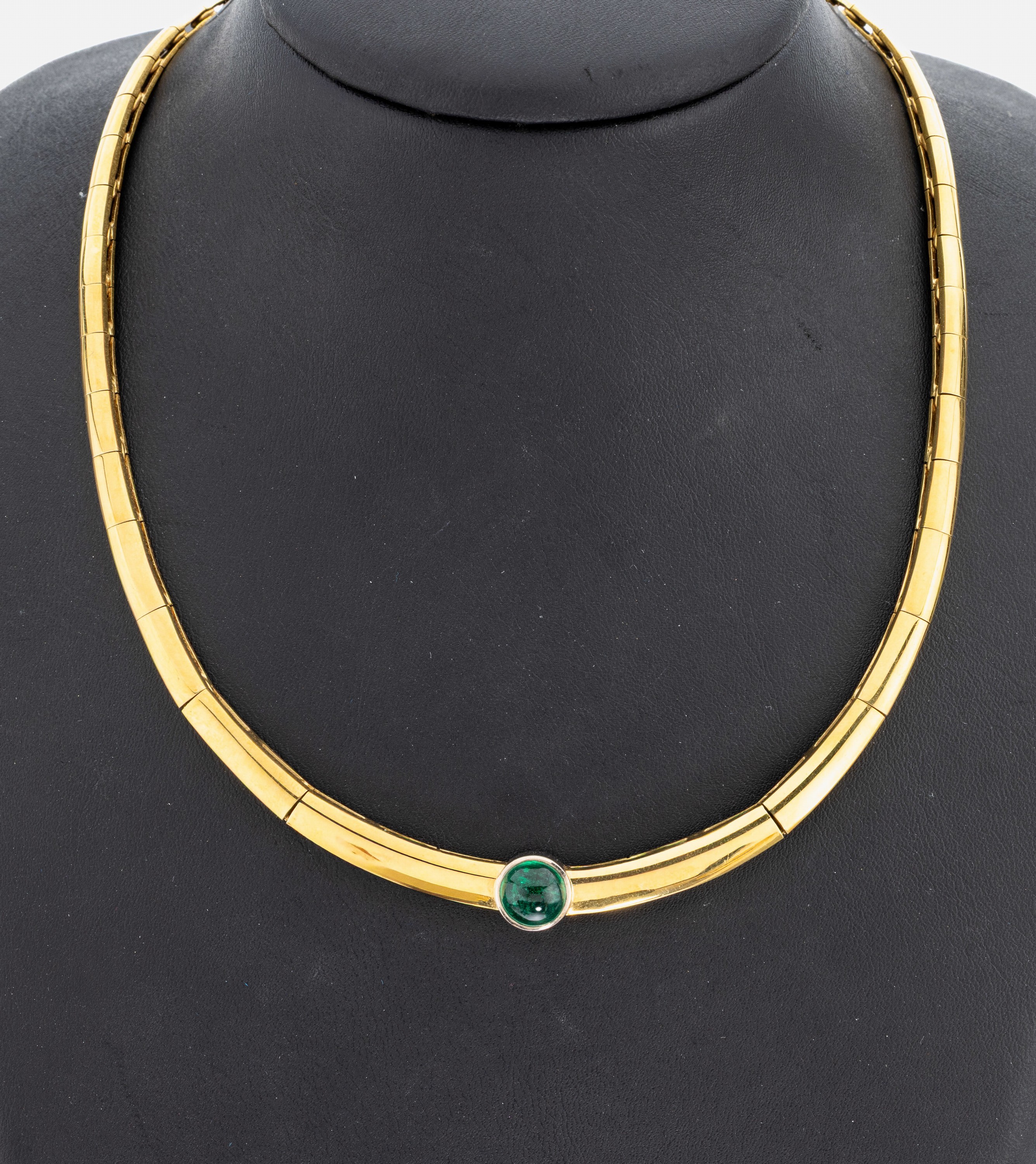 18 kt Gold Smaragd-Collier, GG/WG 750/000, in WG gefasster runder Smaragd-Cabochon ca. 2.30 ct, D. ca. 13.5 cm, Kastenschloss, ca. 41.9 g