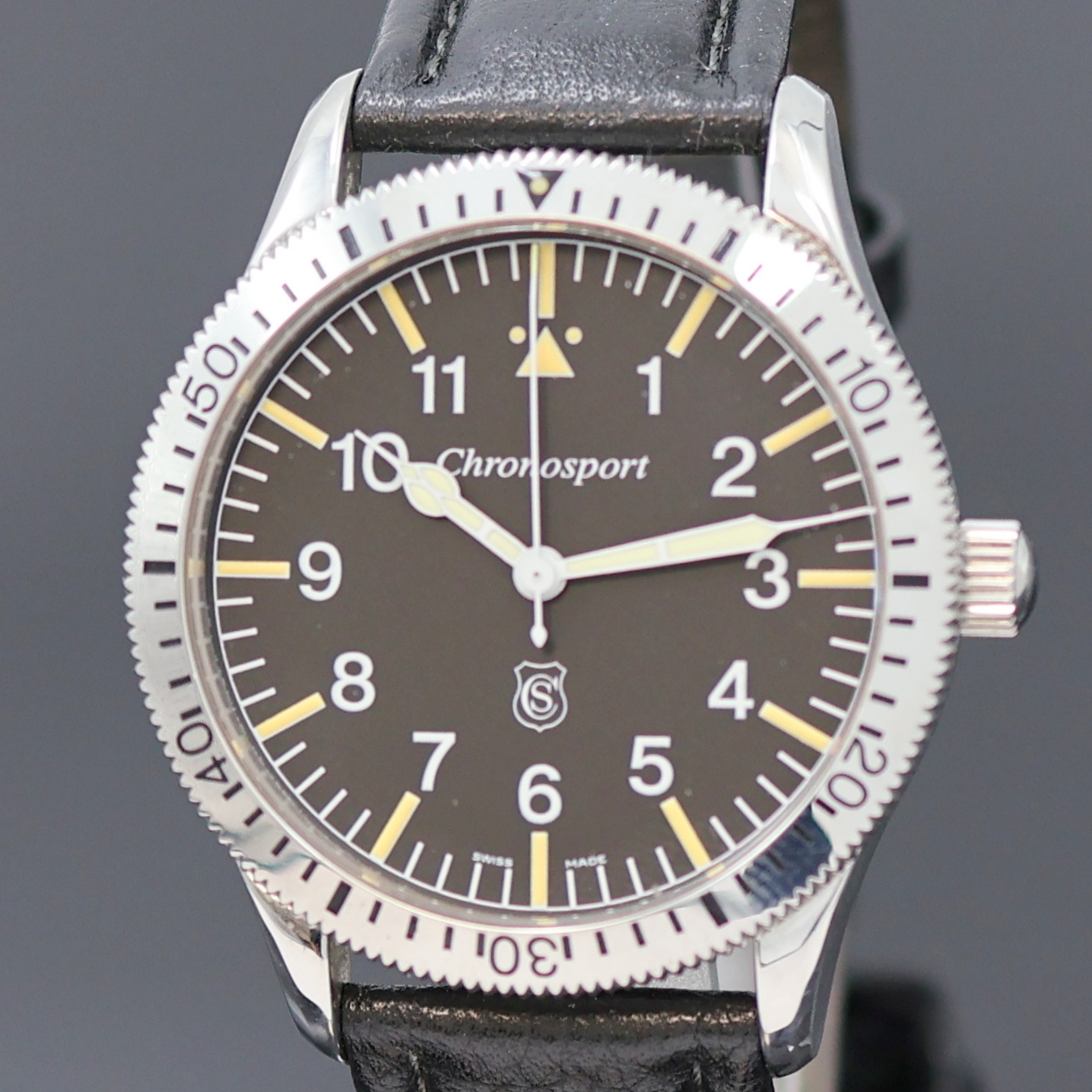Detail a: CHRONOSPORT Herrenarmbanduhr Referenz C031-HS, Schweiz um 2005, Handaufzug, beids. vergl. Edelstahlgeh., Boden verschr., orig. Lederband m. ...