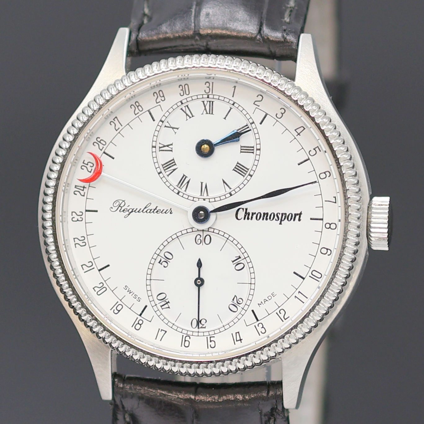 Detail a: CHRONOSPORT Regulateur Armbanduhr in Stahl Referenz 7040, Schweiz um 2005, Handaufzug, beids. vergl. Geh., Boden verschr., orig. Lederband m. ...
