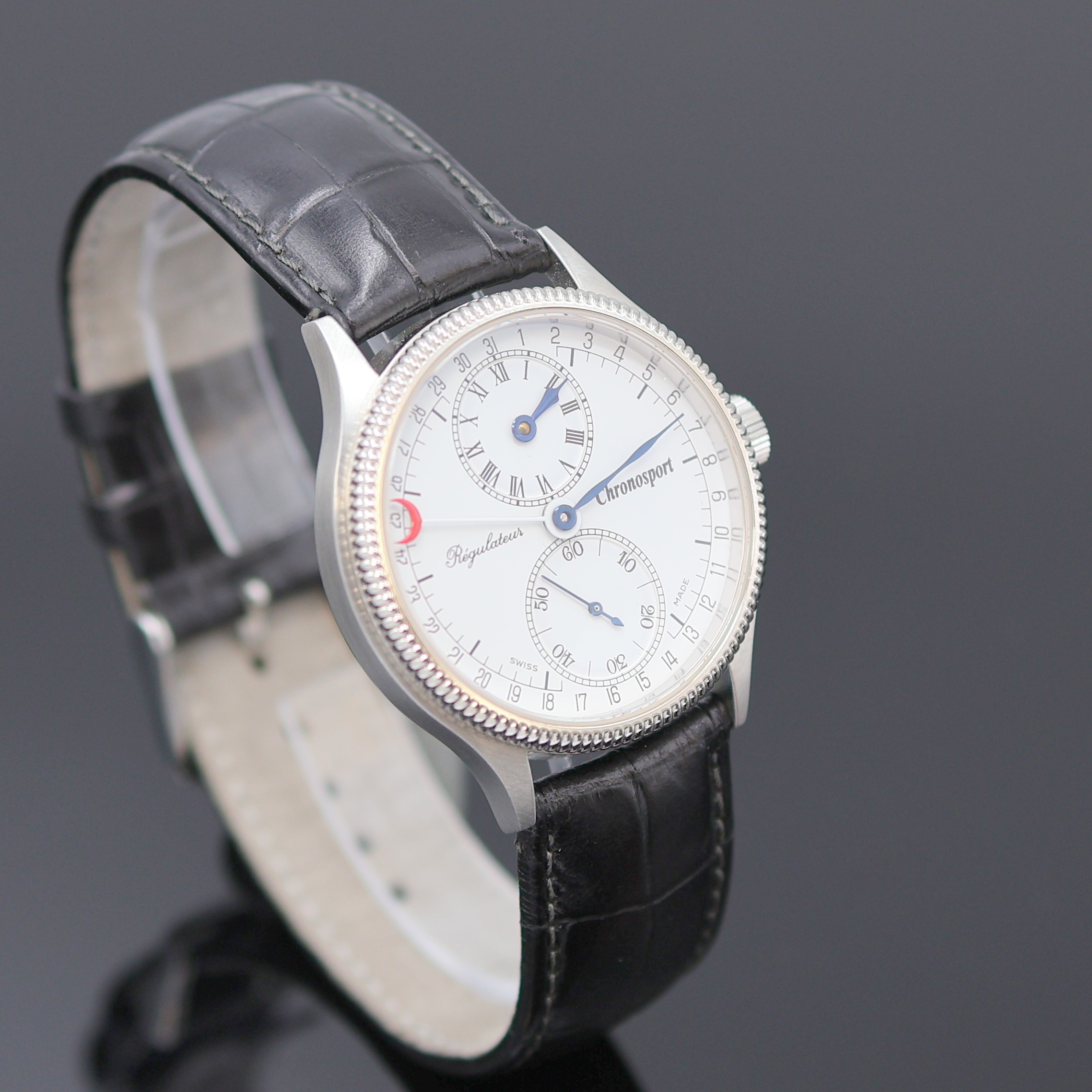 Detail b: CHRONOSPORT Regulateur Armbanduhr in Stahl Referenz 7040, Schweiz um 2005, Handaufzug, beids. vergl. Geh., Boden verschr., orig. Lederband m. ...