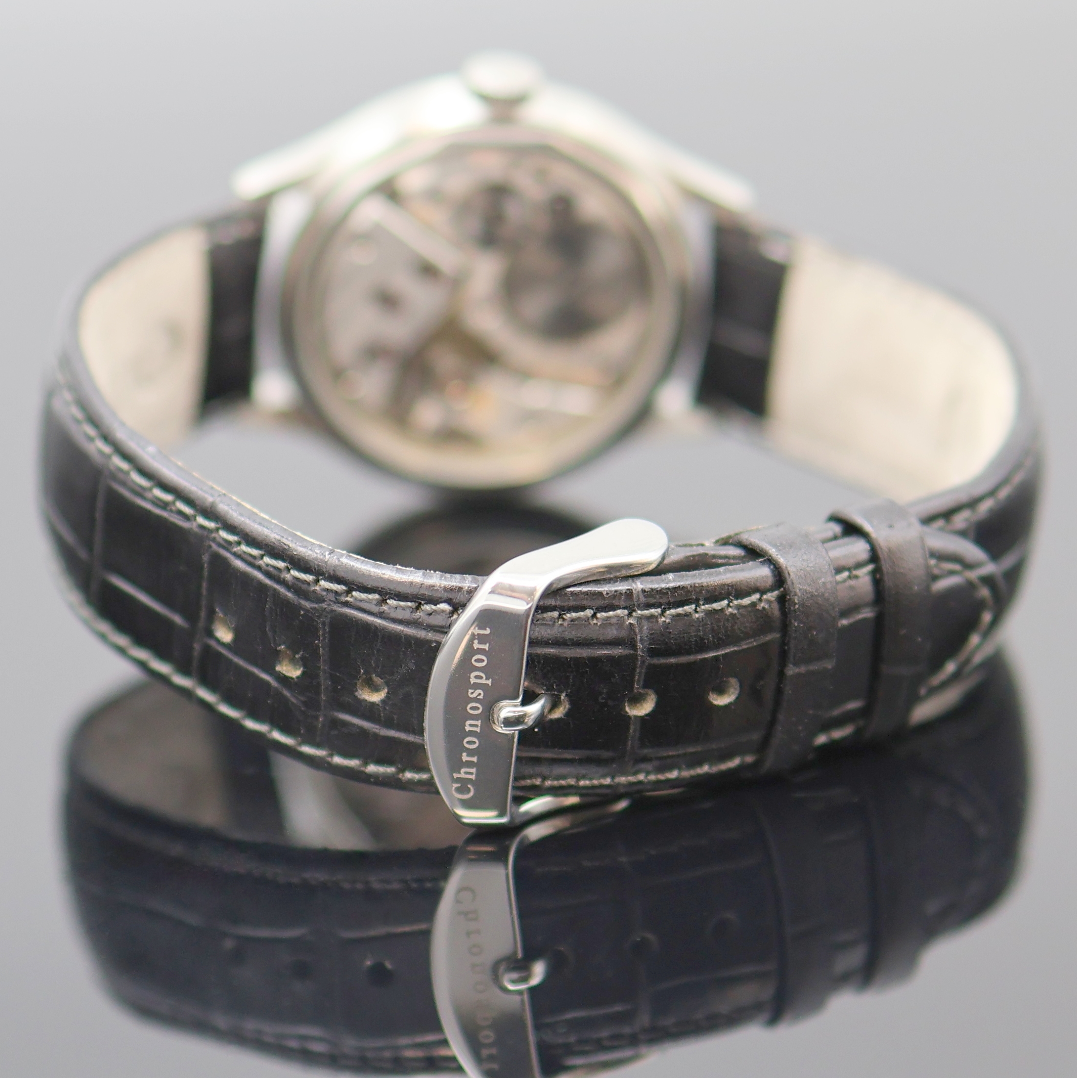 Detail c: CHRONOSPORT Regulateur Armbanduhr in Stahl Referenz 7040, Schweiz um 2005, Handaufzug, beids. vergl. Geh., Boden verschr., orig. Lederband m. ...