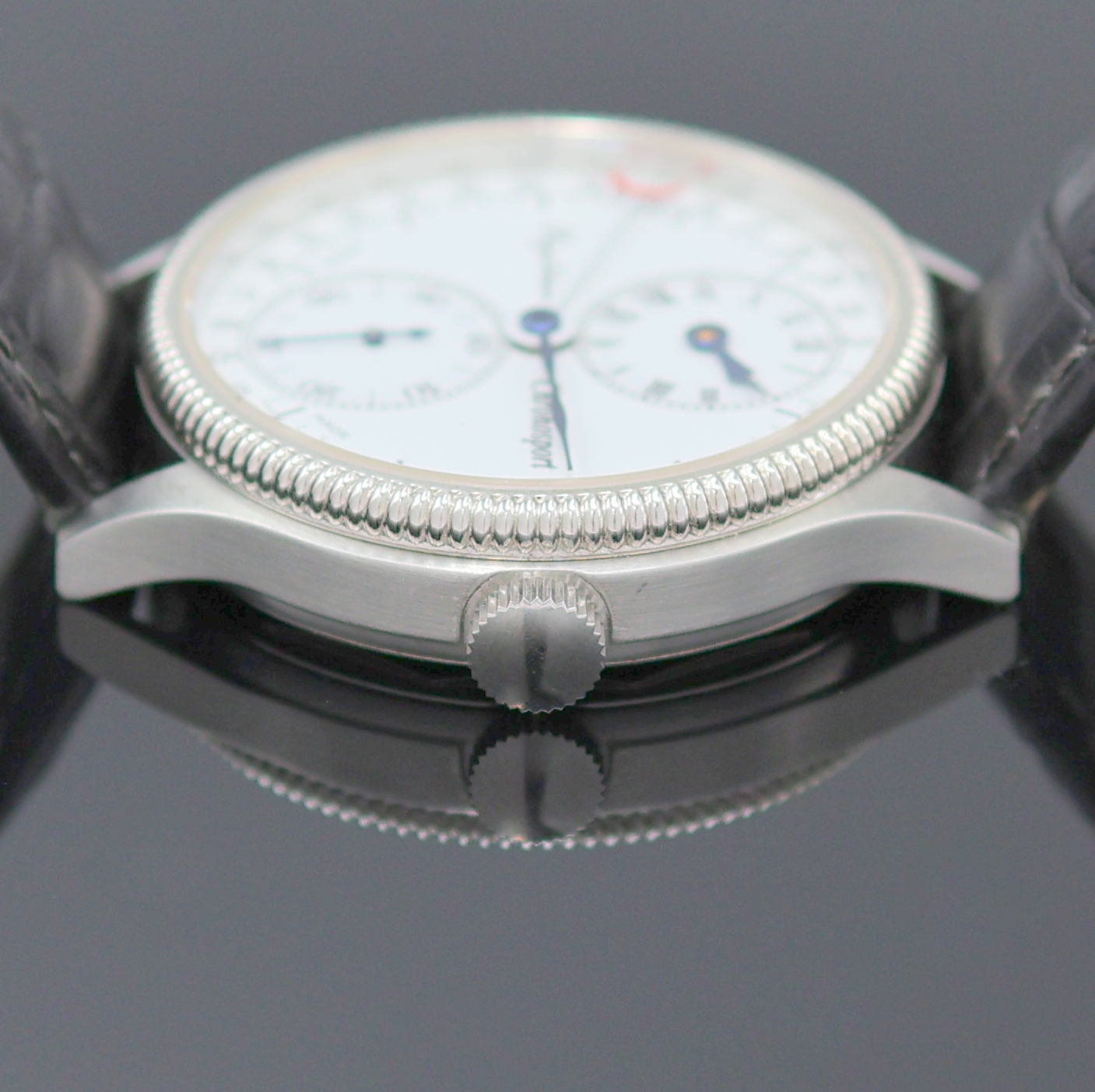 Detail d: CHRONOSPORT Regulateur Armbanduhr in Stahl Referenz 7040, Schweiz um 2005, Handaufzug, beids. vergl. Geh., Boden verschr., orig. Lederband m. ...