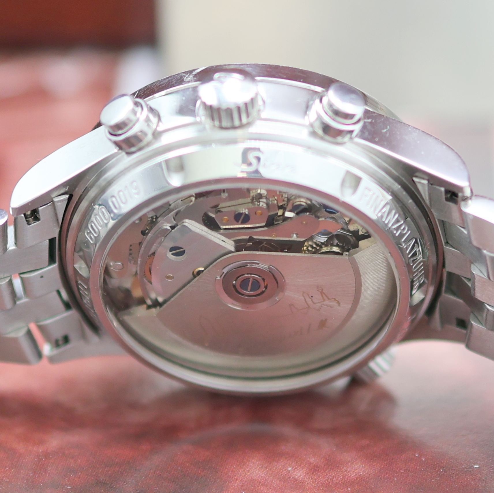 Detail d: SINN Herrenchronograph "Die Finanzplatzuhr" Referenz 6000, Deutschland um 2005, Automatik, Edelstahlgeh. inkl. Gliederband m. dopp. ...