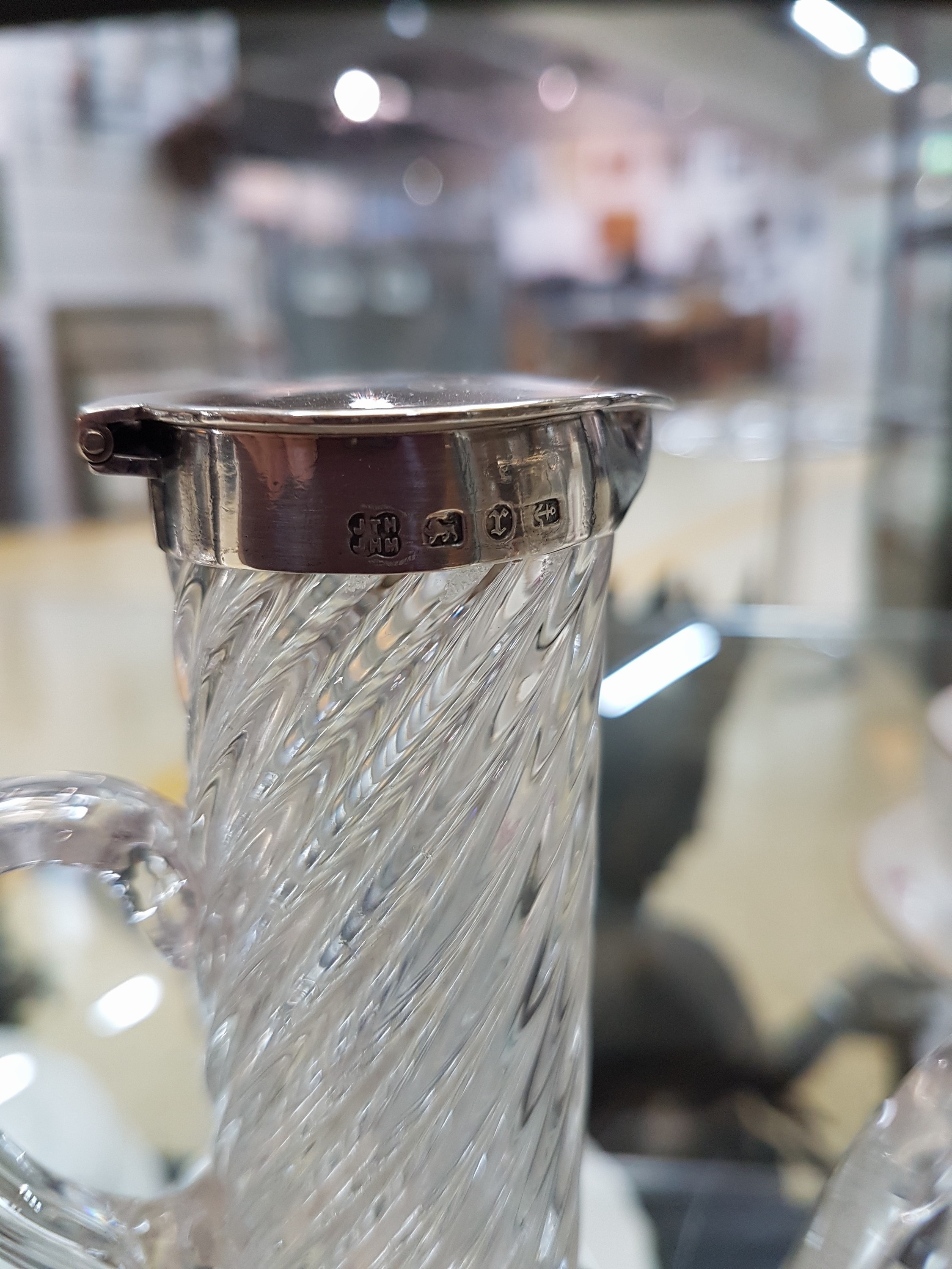Detail d: Paar kleine Karaffen/Miniaturkaraffen, Birmingham, Sterlingsilber, 1891, farbloser gedrehter Glaskorpus, Deckel und Montur aus Sterlingsilber, H. ca. ...